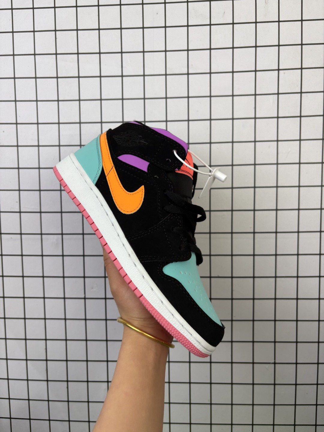 耐克(NIKE)AIR JORDAN 1 MID 男女子篮球鞋时尚轻盈板鞋AJ1乔1运动鞋 乔丹一代 高帮复古休闲篮球鞋.AIR JORDAN 1 MID 搭载内置AIR气垫,柔软、舒适的缓震效果完美捍卫双脚的稳定状态,为起跳、急停和落地等场上动作提供最可靠的保护,即使在面对如今更加激烈的对抗战局时,依然能助你一臂之力,赢得赛场优势.硬质橡胶外底结合弯曲槽和圆形纹路的设计带来一流抓地力与耐磨性,超凡效果让你的每一次出手都弹无虚发.AIR JORDAN 1 MID AJ系列已成为篮球场上的永恒传奇,如今AIR JORDAN 1 MID 承载传统荣耀,将元年神韵与创新元素完美结合,以精致、简约的设计结合匠心独具的细节缔造出足以匹配JORDAN品牌和飞人精神的舒适感、合脚性与透气性.经典AIR气垫和“AIR JORDAN 翅膀”标识更无时无刻不唤起飞人球迷和AJ鞋迷的回忆,值得你纳入珍藏. 类型:男女鞋 货号:554725-083 含半码 编码554
