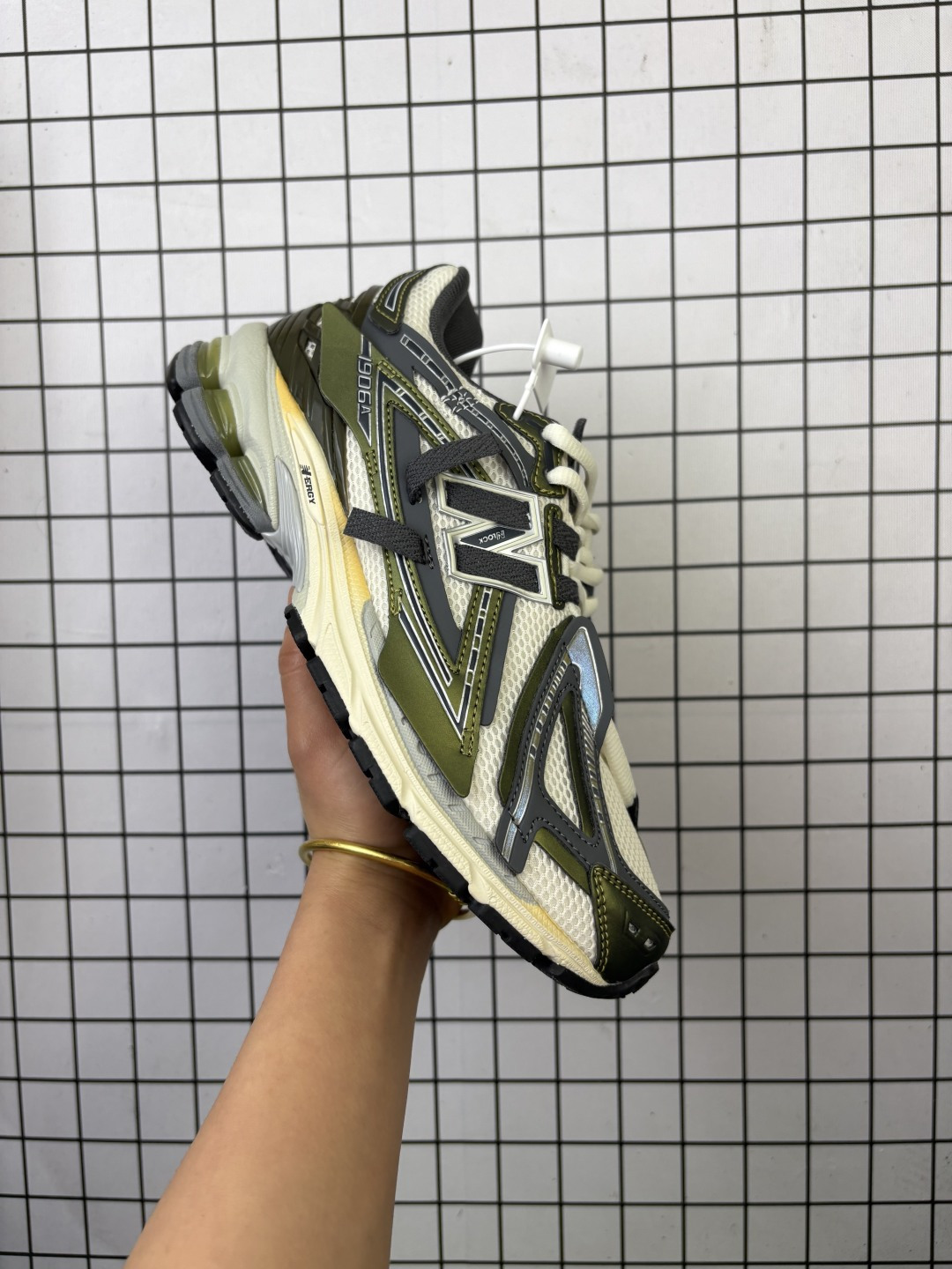 💰170
公司级✅New Balance M1906系列 新百伦 复古单品宝藏老爹鞋款
复古元素叠加 质感超级棒 原楦版型材料细节做工精细 作为NB最经典的档案鞋型之一
官方货号:U1906ANC
尺码:36 37 37.5 38 38.5 39.5 40 40.5 41.5 42 42.5 43 44 45 46.5
编码719