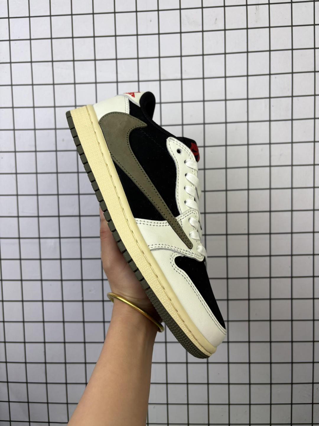 💰180
公司级✅Nike Air Jordan 1 x Travis Scott AJ1倒勾 乔一倒钩 耐克 低帮文化篮球鞋
完美品质出货 细节如图所示 鞋面切割工整 冲孔整体干净 中底拉帮线 整体清洁度非常好
货号:DZ4137-106
尺码:35.5 36 36.5 37.5 38 38.5 39 40 40.5 41 42 42.5 43 44 45 46 47.5 48.5
编码719