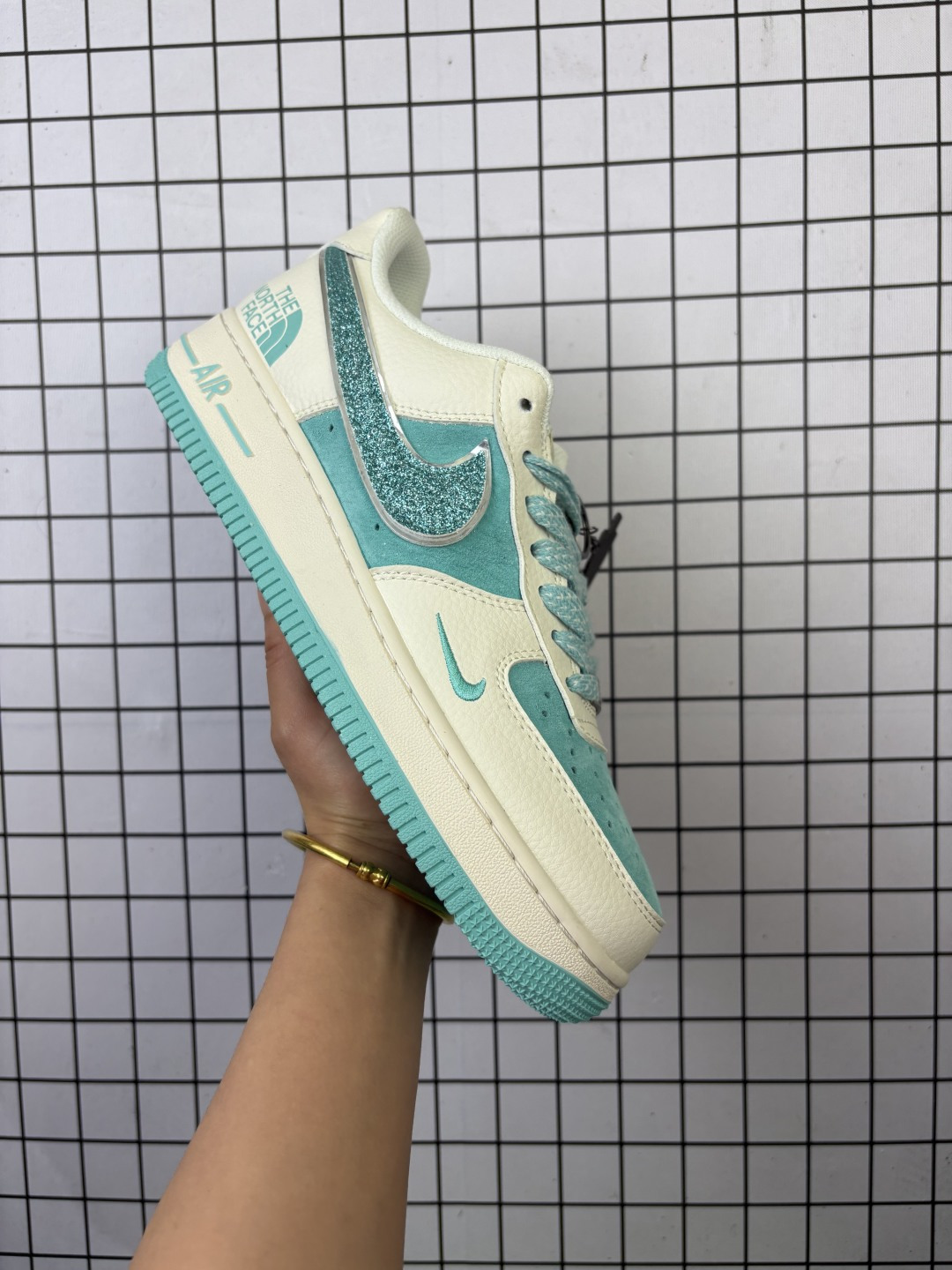 💰150
Nike/耐克 男女鞋真标半码制,原楦原纸版数据开发版型,采用荔枝纹牛剖革组合猪巴革鞋面材质,内置全掌Air Sole气垫❗创意定制联名,著名户外品牌·北面/The North Face x CDG x Nike Air Force 1’07 Low"Comme des Garcons"空军一号经典低帮百搭休闲运动板鞋“ QY6818-528
类型:男女鞋
码数:36 36.5 37.5 38 38.5 39 40 40.5 41 42 42.5 43 44 45
编码:577