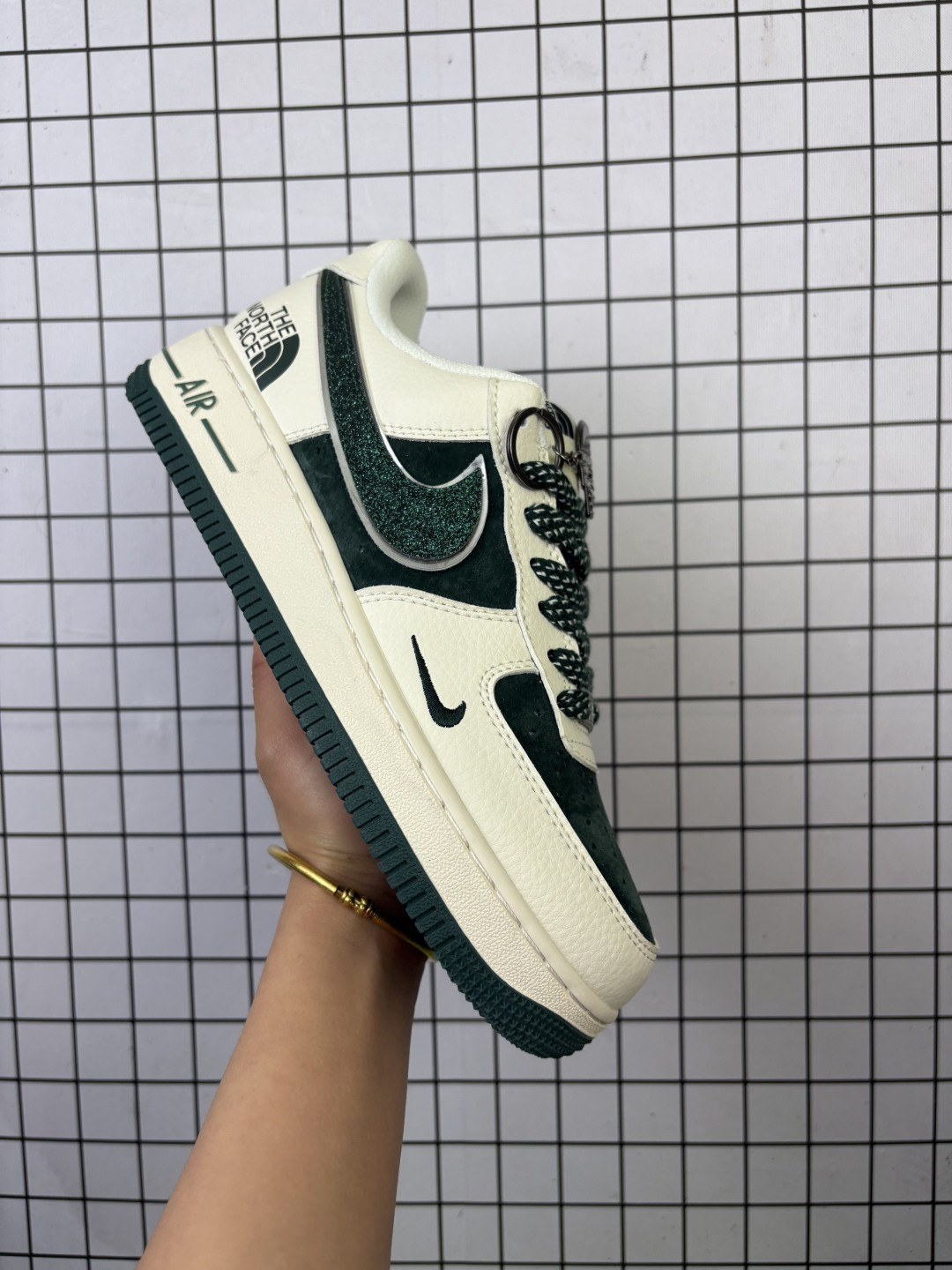 💰150
Nike/耐克 男女鞋真标半码制,原楦原纸版数据开发版型,采用荔枝纹牛剖革组合猪巴革鞋面材质,内置全掌Air Sole气垫❗创意定制联名,著名户外品牌·北面/The North Face x CDG x Nike Air Force 1’07 Low"Comme des Garcons"空军一号经典低帮百搭休闲运动板鞋“ QY6818-528
类型:男女鞋
码数:36 36.5 37.5 38 38.5 39 40 40.5 41 42 42.5 43 44 45
编码:577