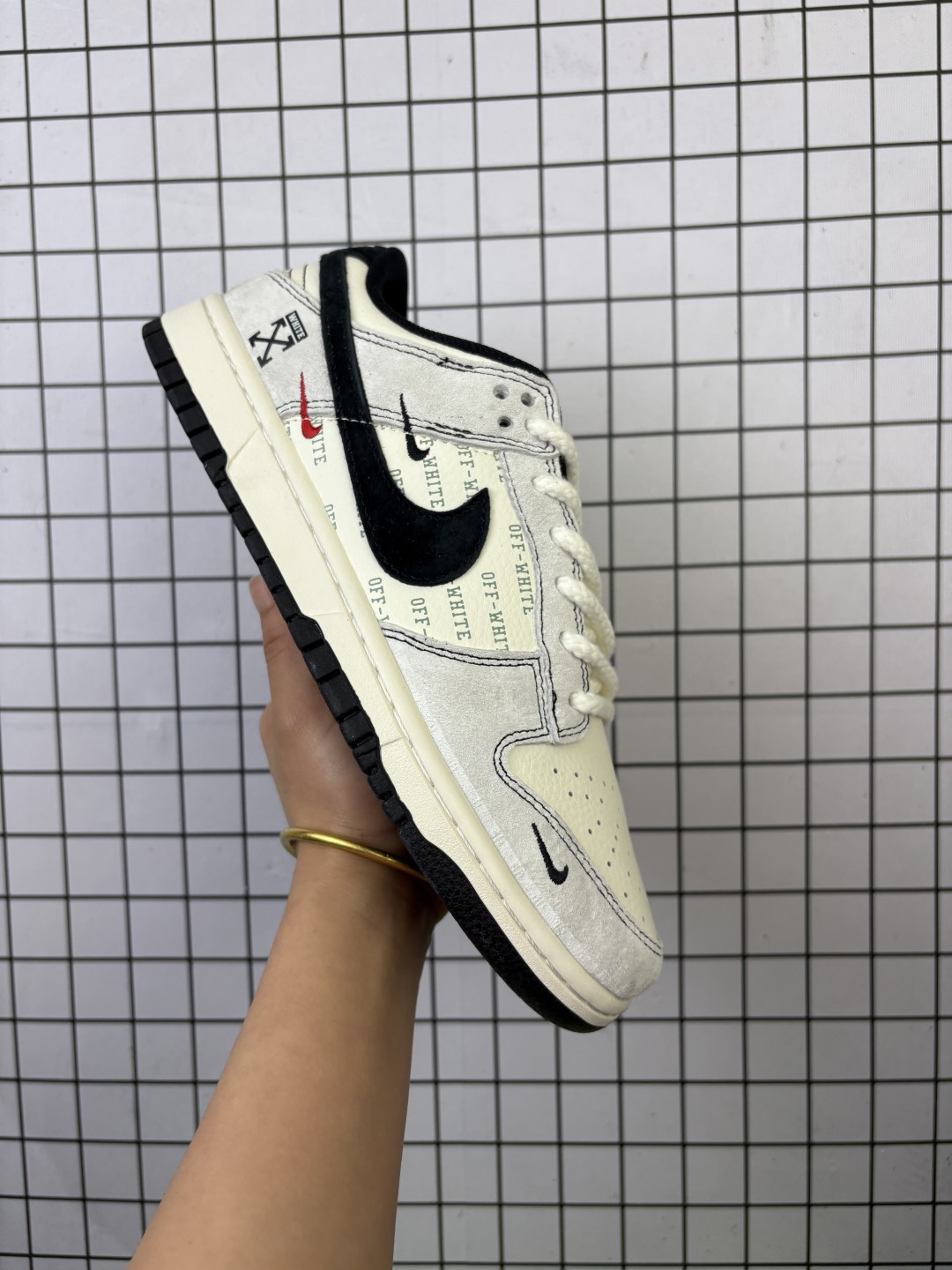 💰170
NIKE DUNK SB LOW 全新配色  supreme联名
定制Dunk SB顾名思义，具有经典的Dunk血缘，又注入了更多的时尚元素。相较于普通的Dunk滑板鞋，改良版的Dunk SB加厚了鞋舌的填充，使舒适性大大提升，同时也更方便穿脱；中底部分则加入了脚感柔软舒适Zoom Air气垫，有效吸收滑板等极限运动在落地时带来的冲击力，为街头运动者们提供更好的保护  
货号：YX5066 213 
尺码：36 36.5 37.5 38 38.5 39 40 40.5 41 42 42.5 43 44 45
编码577