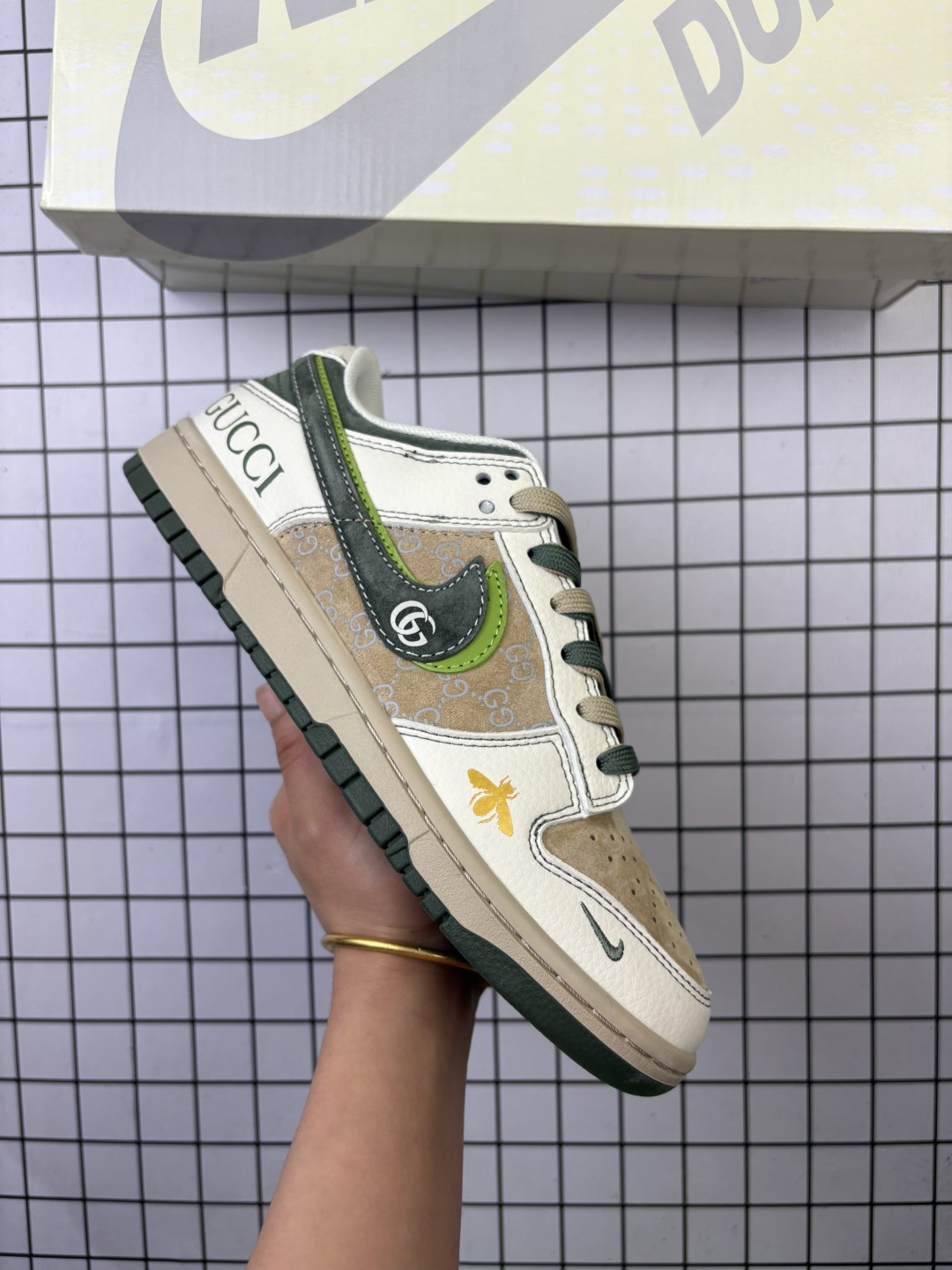 🈴💰170
NIKE DUNK SB LOW 全新配色  supreme联名
定制Dunk SB顾名思义，具有经典的Dunk血缘，又注入了更多的时尚元素。相较于普通的Dunk滑板鞋，改良版的Dunk SB加厚了鞋舌的填充，使舒适性大大提升，同时也更方便穿脱；中底部分则加入了脚感柔软舒适Zoom Air气垫，有效吸收滑板等极限运动在落地时带来的冲击力，为街头运动者们提供更好的保护  
货号：YX5066 213 
尺码：36 36.5 37.5 38 38.5 39 40 40.5 41 42 42.5 43 44 45
编码577