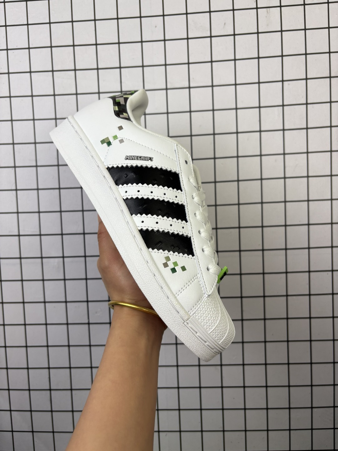 💰120
AD Originals Superstar 经典复古贝壳头板鞋 诞生于1969年 是第一双将全皮面鞋 身与橡胶鞋头结合在一起的低帮篮球鞋 Superstar最开始 是作为高帮篮球鞋Pro Model的低帮版本而出现的 但因为其独特和醒目的橡胶鞋头造型而让大家熟知 被大家形象地称为"shelltoe"贝壳头 在70年代的美国职业篮球场上 接近3/4的NBA球员都将这双Superstar作为场上用鞋 80年代之后 经过不断的改良和发展 Superstar逐渐成为横跨时装、音乐、街头文化、休闲和运动等各大领域的时尚潮鞋
货号：JQ8749 
编码：103
35-44