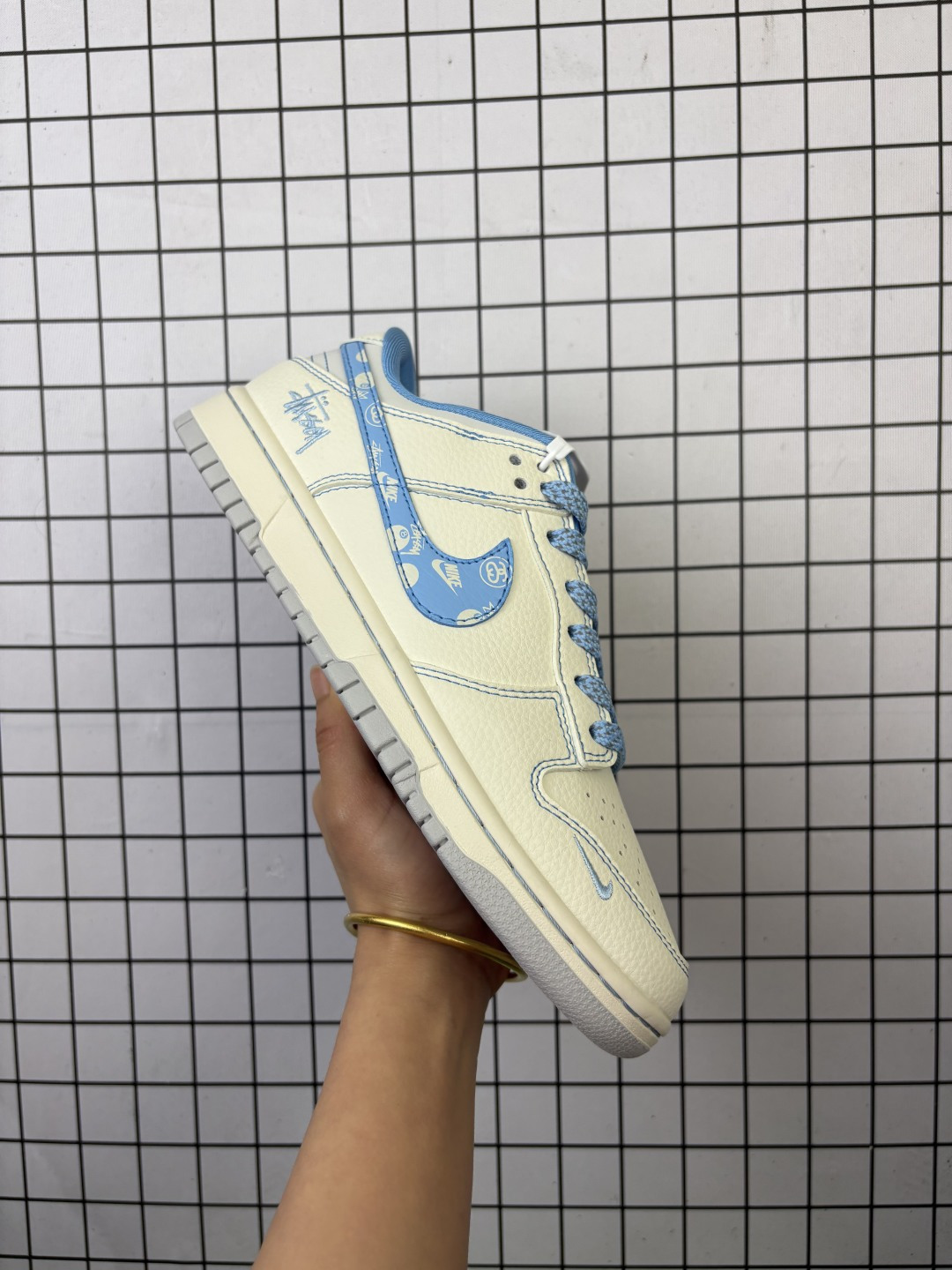 💰150
采用牛剖革鞋组合猪巴革鞋面材质,缜密拉帮中底布,鞋垫嵌EVA缓震物料及背胶,全新窄版翘头耐磨橡胶大底❗️创意定制联名配色,美国元祖街头潮牌-斯图西/Stussy x耐克 Nike By You SB Dunk Low Retro SP扣篮系列低帮休闲运动滑板板鞋 XF8698 082
码数:36 36.5 37.5 38 38.5 39 40 40.5 41 42 42.5 43 44 44.5 45
编码头H