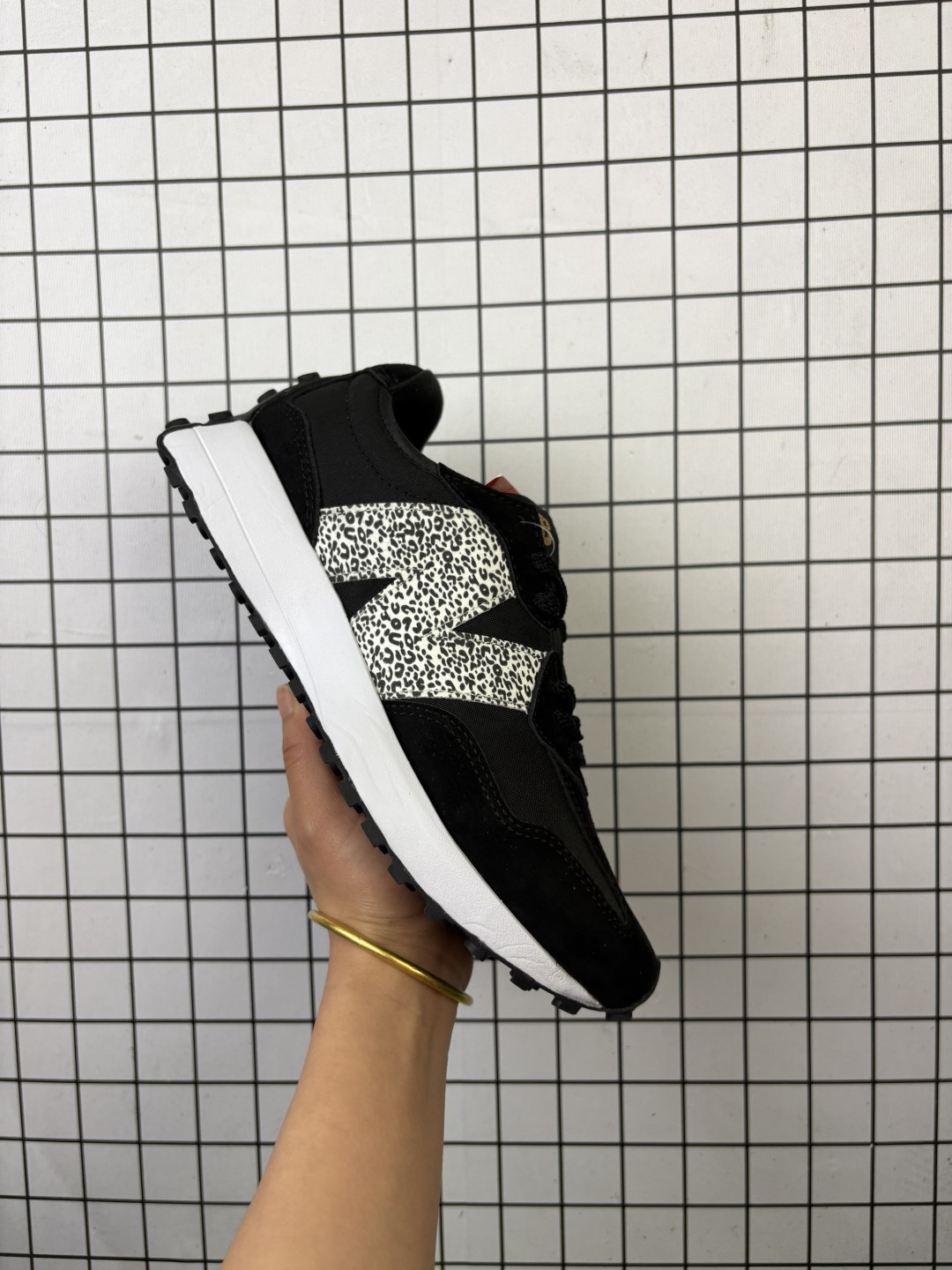 💰105 New Balance MS327 复古休闲运动慢跑鞋 以更纯粹的复古风格设计打造的全新造型 侧身还以解构设计 将 N 字标志以做旧压花样式呈现 官方货号:U327LZ 尺码:36 37 37.5 38 38.5 39.5 40 40.5 41.5 42 42.5 43 44 45 编码元