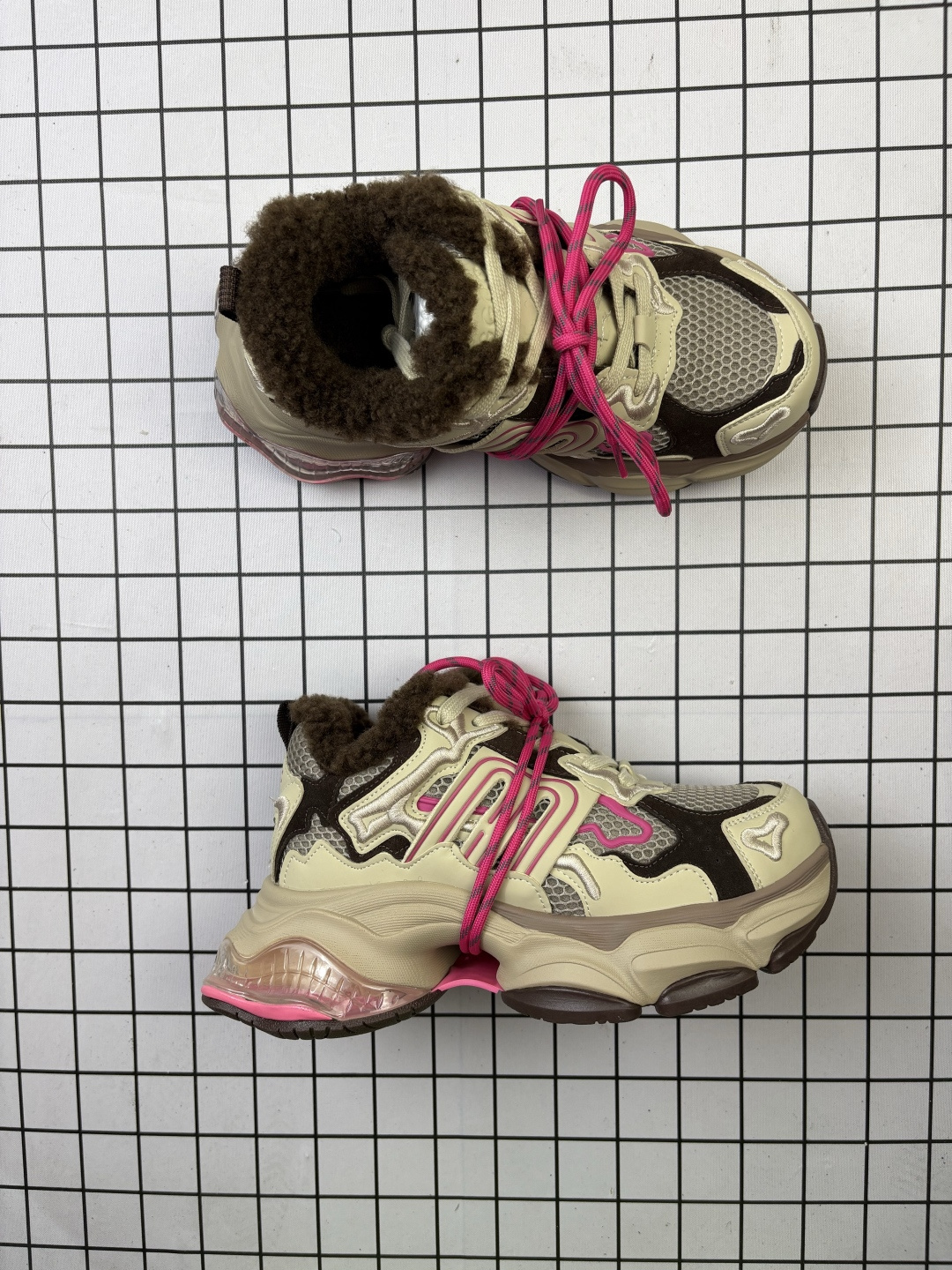 💰180 公司级✅【张艺凡同款GGCC反叛星球2025秋季新款做旧老爹鞋女厚底休闲鞋 加绒 ✨张艺凡同款 GGCC 反叛星球 2025 秋季新款老爹鞋来袭! 复古做旧鞋面,搭配多面刺绣,高级感满满,仿佛自带时光滤镜。芭比粉色捆绑鞋带,为秋冬穿搭注入潮趣新意,走在路上回头率爆表!厚底设计悄悄拉长腿型,小个子女生的显高。双鞋带设计,解锁多种穿搭风格。无论是搭配牛仔阔腿裤,还是俏皮短裙,都能轻松 hold 住。 穿上它,你就是街头靓的仔!快来和张艺凡一起秋冬潮流~ 货号:GX25X3232B 尺码:35-40 编码旭