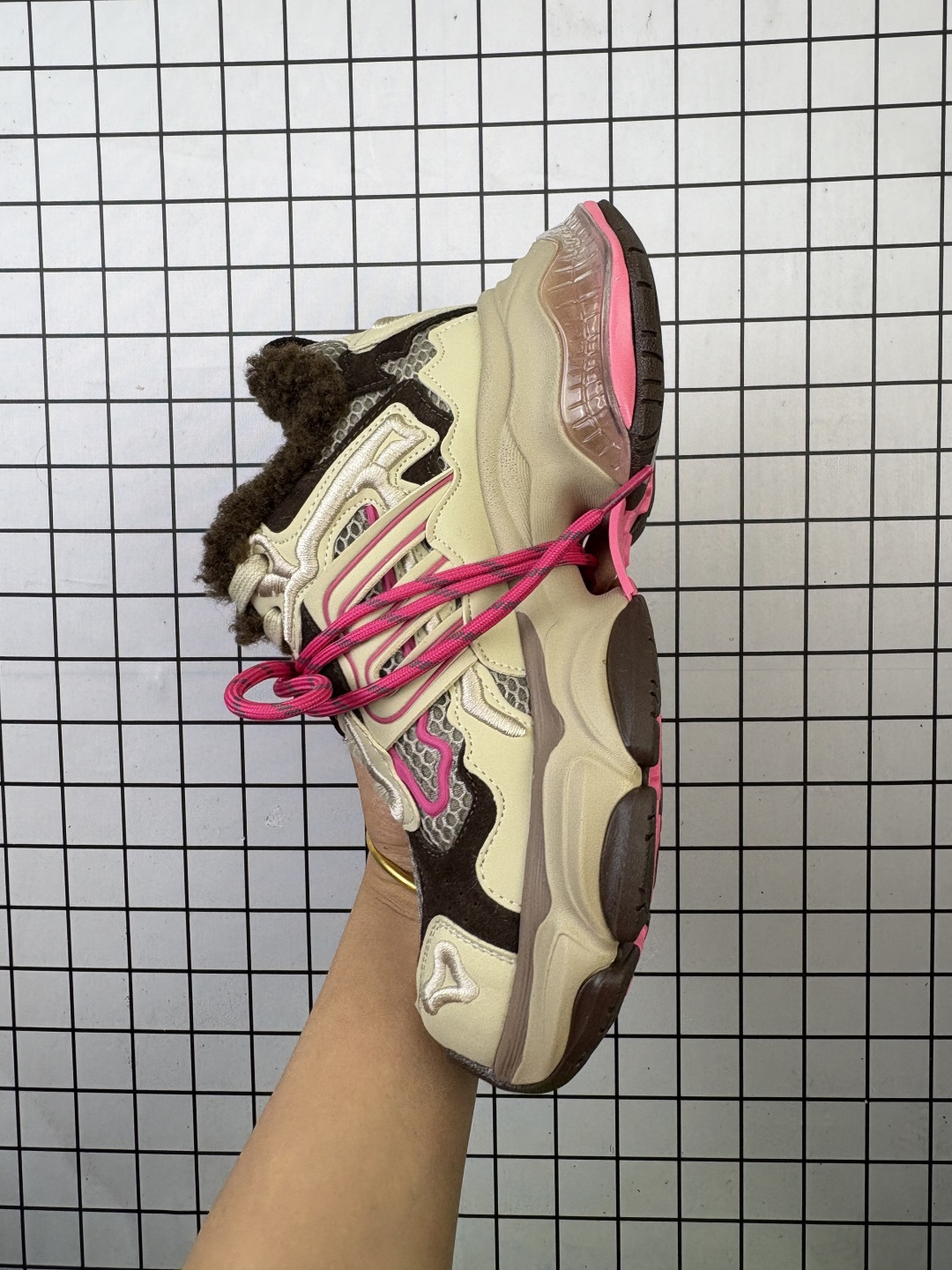 💰180 公司级✅【张艺凡同款GGCC反叛星球2025秋季新款做旧老爹鞋女厚底休闲鞋 加绒 ✨张艺凡同款 GGCC 反叛星球 2025 秋季新款老爹鞋来袭! 复古做旧鞋面,搭配多面刺绣,高级感满满,仿佛自带时光滤镜。芭比粉色捆绑鞋带,为秋冬穿搭注入潮趣新意,走在路上回头率爆表!厚底设计悄悄拉长腿型,小个子女生的显高。双鞋带设计,解锁多种穿搭风格。无论是搭配牛仔阔腿裤,还是俏皮短裙,都能轻松 hold 住。 穿上它,你就是街头靓的仔!快来和张艺凡一起秋冬潮流~ 货号:GX25X3232B 尺码:35-40 编码旭