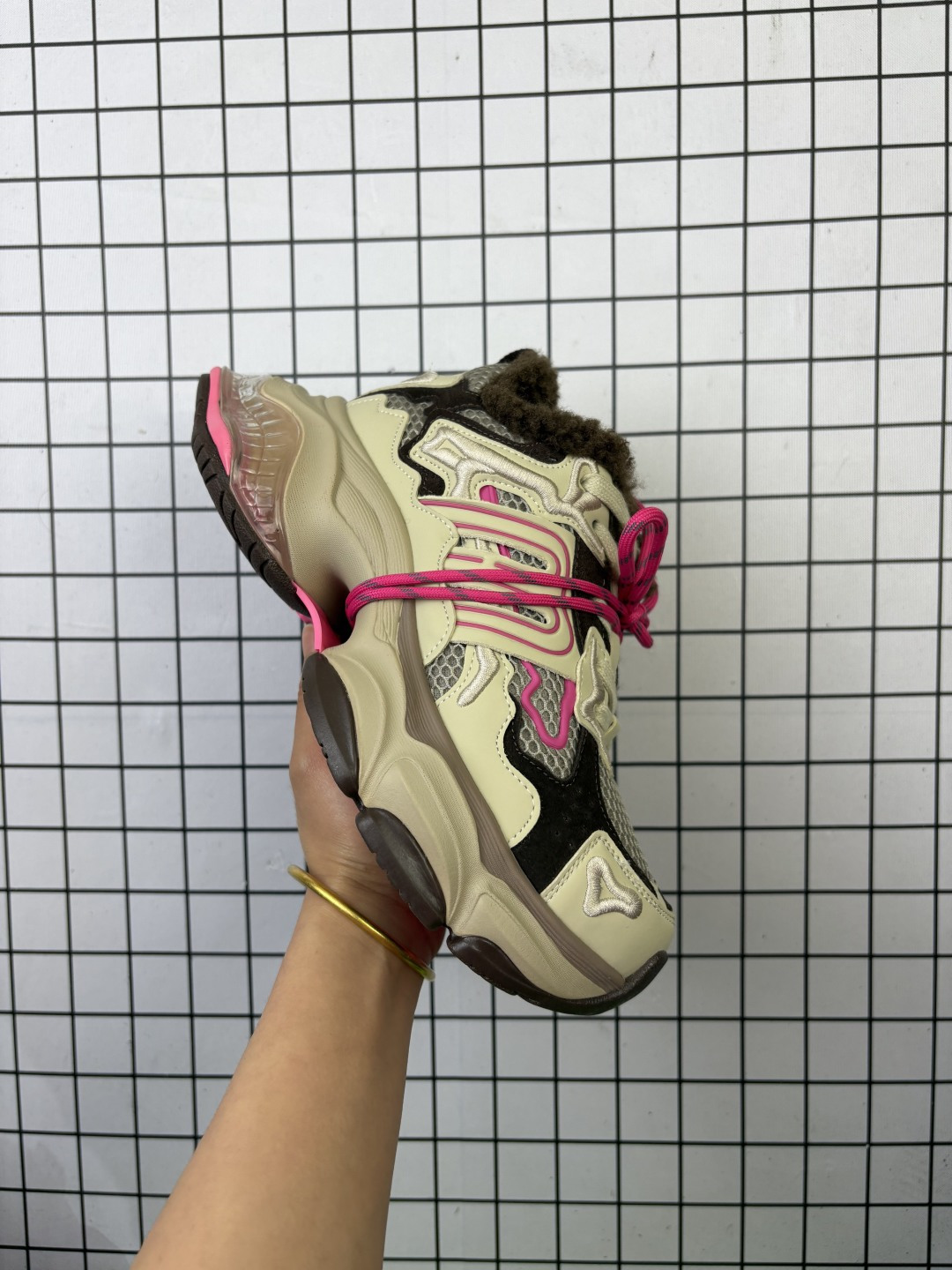 💰180 公司级✅【张艺凡同款GGCC反叛星球2025秋季新款做旧老爹鞋女厚底休闲鞋 加绒 ✨张艺凡同款 GGCC 反叛星球 2025 秋季新款老爹鞋来袭! 复古做旧鞋面,搭配多面刺绣,高级感满满,仿佛自带时光滤镜。芭比粉色捆绑鞋带,为秋冬穿搭注入潮趣新意,走在路上回头率爆表!厚底设计悄悄拉长腿型,小个子女生的显高。双鞋带设计,解锁多种穿搭风格。无论是搭配牛仔阔腿裤,还是俏皮短裙,都能轻松 hold 住。 穿上它,你就是街头靓的仔!快来和张艺凡一起秋冬潮流~ 货号:GX25X3232B 尺码:35-40 编码旭