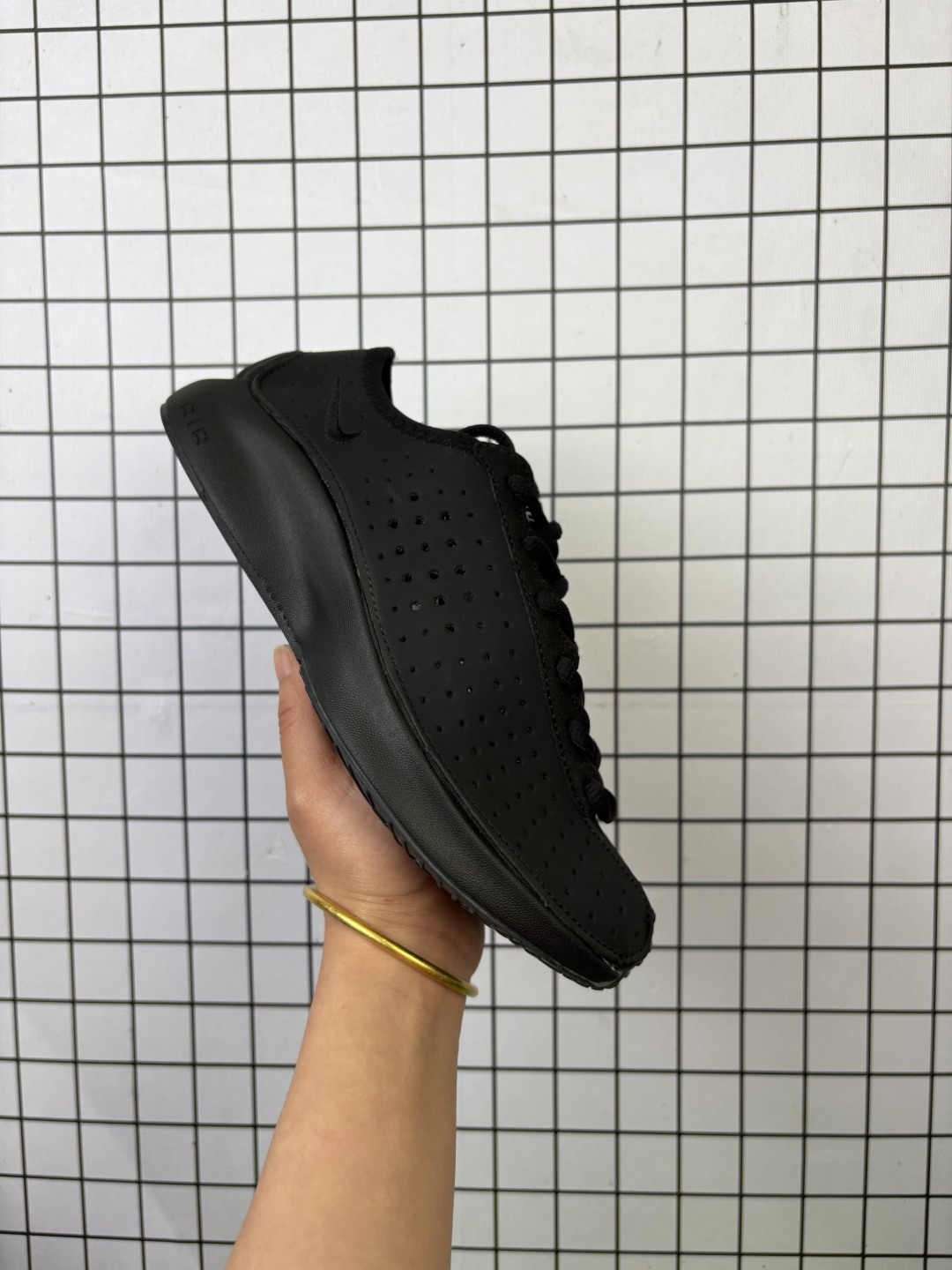 Nike Air Superfly耐克2025新款减震复古跑鞋 穿孔设计不仅增添了细节,还提高了透气性,确保佩戴者全天舒适. 该鞋采用泡沫中底并配备 Nike Air 单元,提供轻质缓震效果.这种设置带来了灵敏的穿着感受,非常适合日常穿着.双色调橡胶外底搭配黑色和霓虹绿点缀,既增强了抓地力和耐用性,又使这双鞋兼具实用与时尚. 货号:IB5824-001 HJ8082-002 HJ8082-302 HJ8082-601 IB5824-200 编码:766