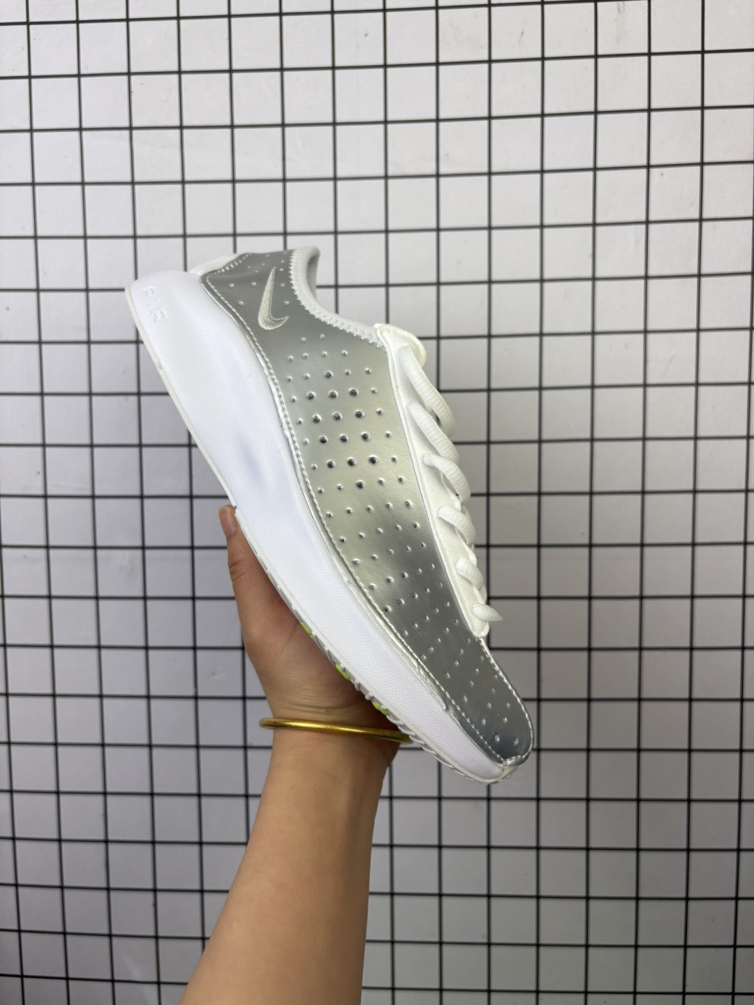 Nike Air Superfly耐克2025新款减震复古跑鞋 穿孔设计不仅增添了细节,还提高了透气性,确保佩戴者全天舒适. 该鞋采用泡沫中底并配备 Nike Air 单元,提供轻质缓震效果.这种设置带来了灵敏的穿着感受,非常适合日常穿着.双色调橡胶外底搭配黑色和霓虹绿点缀,既增强了抓地力和耐用性,又使这双鞋兼具实用与时尚. 货号:IB5824-001 HJ8082-002 HJ8082-302 HJ8082-601 IB5824-200 编码:766