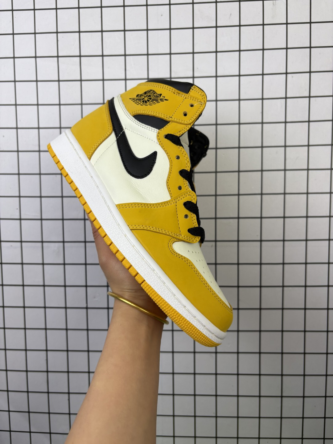 🈴💰140
Jordan/乔丹 AJ1高帮 男女鞋真标半码制，原档案原数据开发版型，采用纳帕头层皮革组合头层磨砂皮鞋面材质，原厂立体填充鞋舌海绵，中底注胶孔及缜密中底拉帮工艺，原数据开发模具大底❗️黄色麂皮装扮，耐克Nike Air Jordan 1 Retro High OG"Yellow Ochre"AJ1代经典复古经典高帮百搭文化篮球鞋“白黄 DZ5485-701

类型：男女鞋
码数：36 36.5 37 38 38.5 39 40 40.5 41 42 42.5 43 44 45 46
编码554