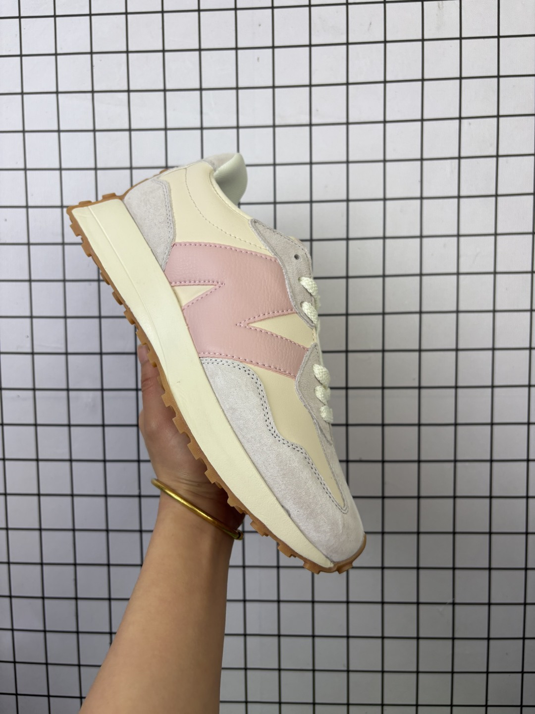 💰95 ✅New Balance MS327 复古休闲运动慢跑鞋 以更纯粹的复古风格设计打造的全新造型 侧身还以解构设计 将 N 字标志以做旧压花样式呈现 官方货号:WS327KB 尺码:36 37 37.5 38 38.5 39.5 40 40.5 41.5 42 42.5 43 44 45 编码103