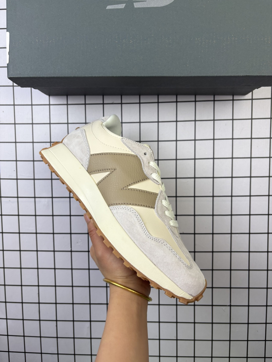 🈴💰95 ✅New Balance MS327 复古休闲运动慢跑鞋 以更纯粹的复古风格设计打造的全新造型 侧身还以解构设计 将 N 字标志以做旧压花样式呈现 官方货号:WS327KB 尺码:36 37 37.5 38 38.5 39.5 40 40.5 41.5 42 42.5 43 44 45 编码103