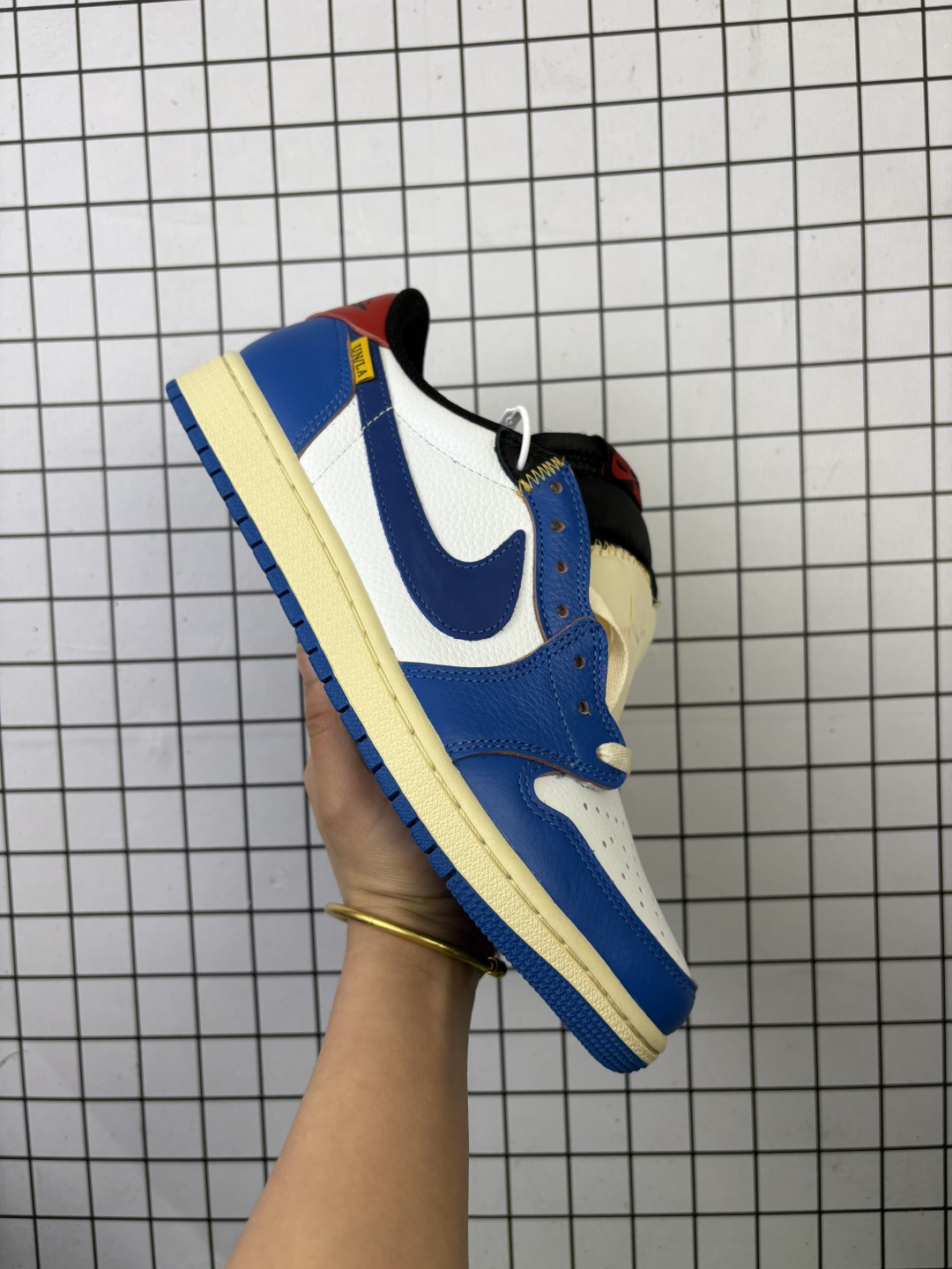 💰240
公司级！耐克 Air Jordan 1 Low 低帮 蓝柠檬 AJ1 乔丹1代 aj1 乔1 低邦 蓝黄拼接 乔丹篮球鞋系列 鞋身采用蓝色皮革勾勒轮廓，明黄色注入后跟收尾，营造艳丽反差。白色鞋面与鞋身两侧黑色Swoosh Logo延续经典的沉稳视觉，内衬同鞋舌上方的 Jumpman Logo则辅以鲜红点缀。整体既释放出难以抗拒的清爽活力，后跟Wingsx Logo采用黑色刺绣呈现，最后以白色中底搭配黑色橡胶外底完善设计收尾。
货号：HQ6998  146
编码757 
 Size:36～47.5
