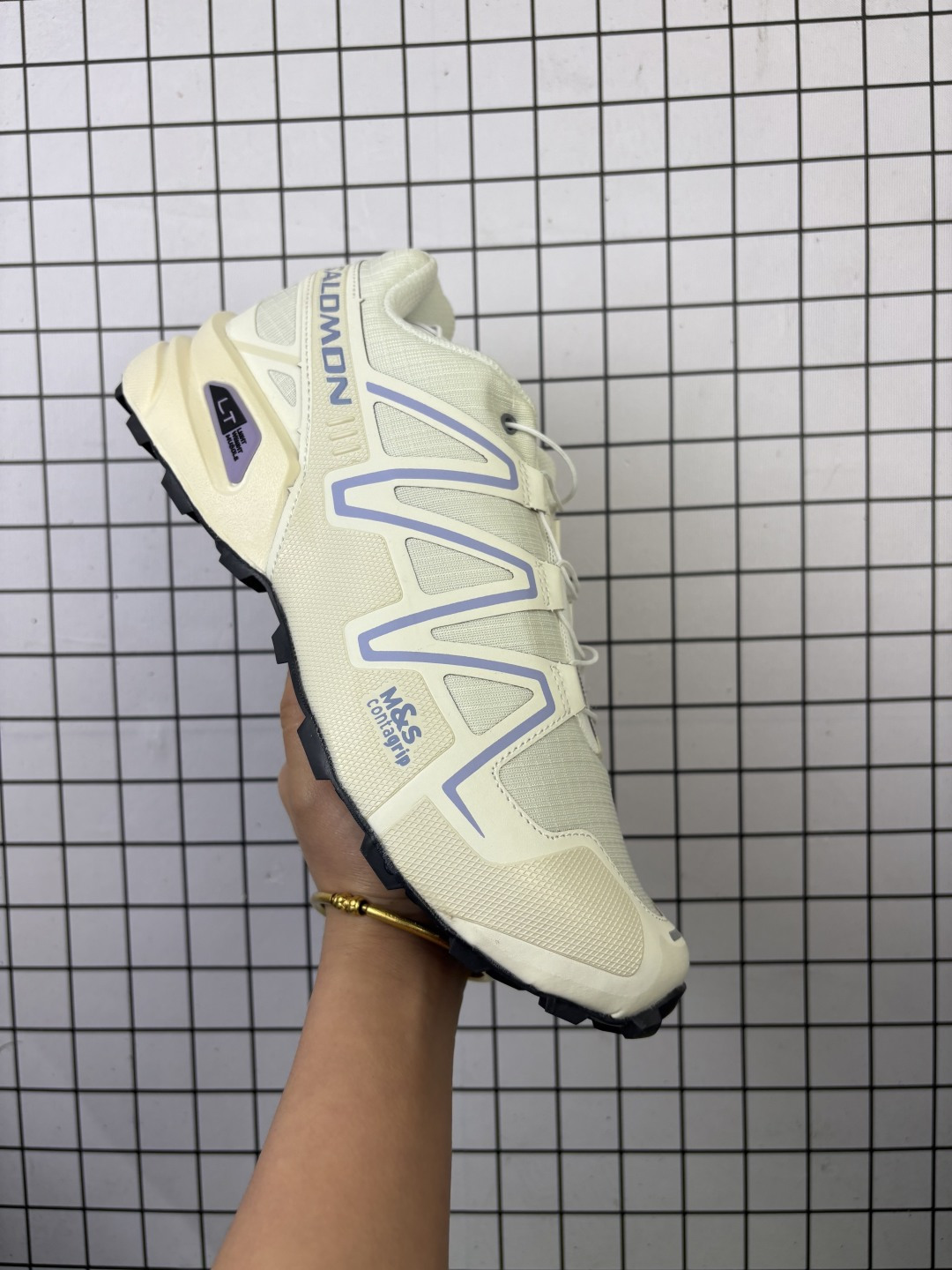 💰260 公司级✅salomon萨洛蒙户外男女机能潮流经典系列抓地运动鞋SPEEDCROSS 3 这双萨洛蒙Speedcross 3不仅仅是一双跑步鞋，它的适用场景远不止于此。厚实的鞋底和良好的防滑性能，让它在户外环境中也能表现出色。无论是山地徒步还是城市慢跑，这双鞋都能提供稳定的支撑和良好的缓震效果。鞋面的透气设计也让它在高温环境下依然保持舒适。 货号:477234-26 尺码:36 36.5 37.5 38 38.5 39 40 40.5 41 42 42.5 43 44 45 46 编码757