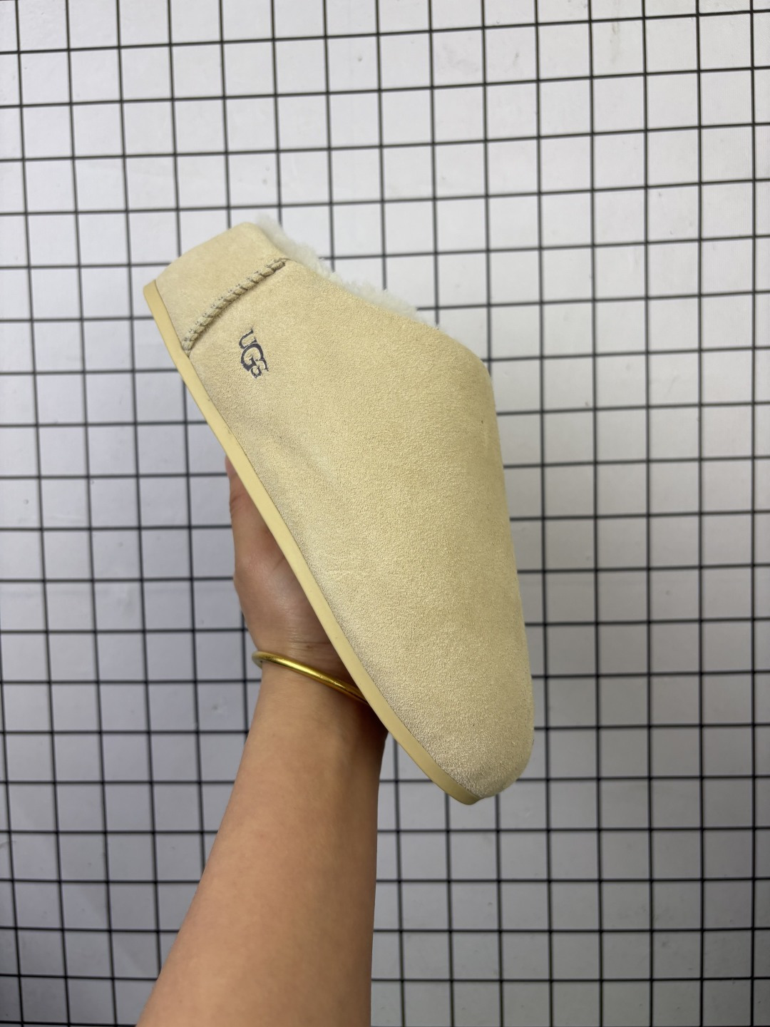 🈴💰200
公司级✅UGG ELEA SLIP-ON 简约舒适 一脚蹬 橡胶底雪地包头拖鞋
优选翻毛皮鞋面 再生纤维滚边 手感细腻 羊毛内里 舒适亲肤 保暖舒适 让你无惧寒冷天气 耐磨一体式泡棉鞋套 EVA软弹厚底增高大底 代购级别 
货号:1171390
尺码:35-40
编码旭