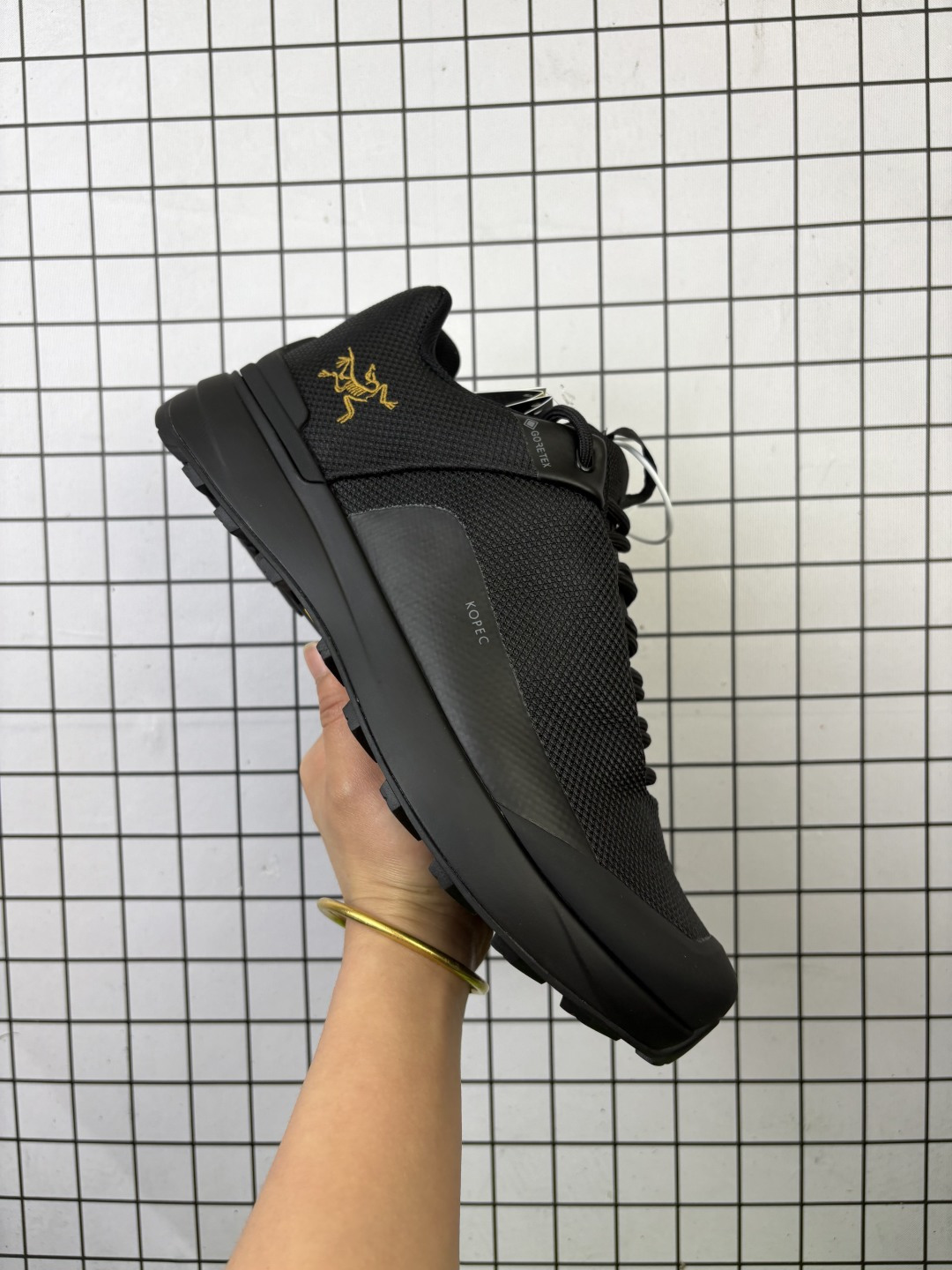 💰270 公司级✅Arcteryx始祖鸟 NORVAN KOPEC GTX 覆盖防水 低帮户外登山徒步鞋 特有的独立衬垫 穿着更合脚 带有Gore-Tex防水内衬 提供透气性和防风雨性能 同时内靴带有橡胶平底 与外靴分离后可单独作为营地鞋使用 鞋面为无缝层压拼接的4层结构 兼顾耐久和轻量 并提供足够的透气性 中底使用轻量的EVA泡沫制成 轻量柔软具有弹性 并吸收脚部作用力 Bora系列的Vibram大底通过不同模块的组合 使其具备了较好的支撑性和抓地力 在脚跟部位特别设计了Y型突起结构 稳定脚部动作 提升制动功能 适合徒步 登山等户外活动 尺码:39 40 40.5 41 42 42.5 43 44 45 编码旭