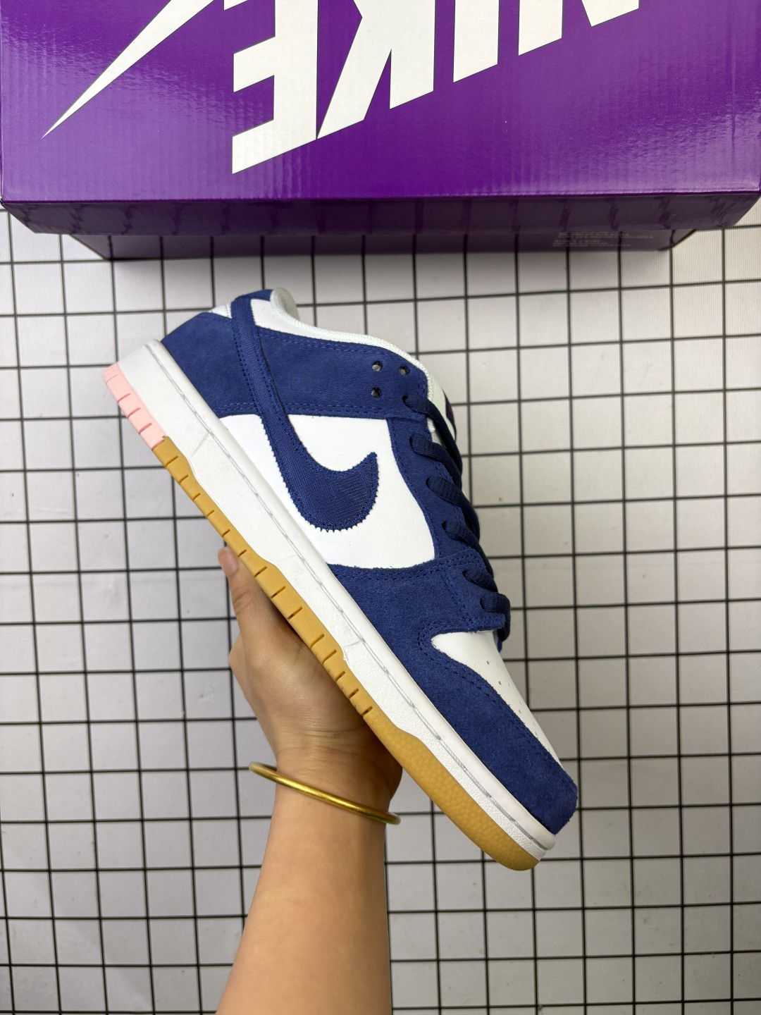 Nike/耐克 双层EVA发泡缓震中底组合RB橡胶外底❗️球迷狂喜「致敬巴萨」灵感来源于巴塞罗那的标志性红蓝配色❗️耐克Nike SB Dunk Low"Barcelona"扣篮系列低帮休闲运动滑板板鞋“翻毛鸳鸯红蓝巴塞罗那” DJ0606-400 类型:男女鞋 编码:719