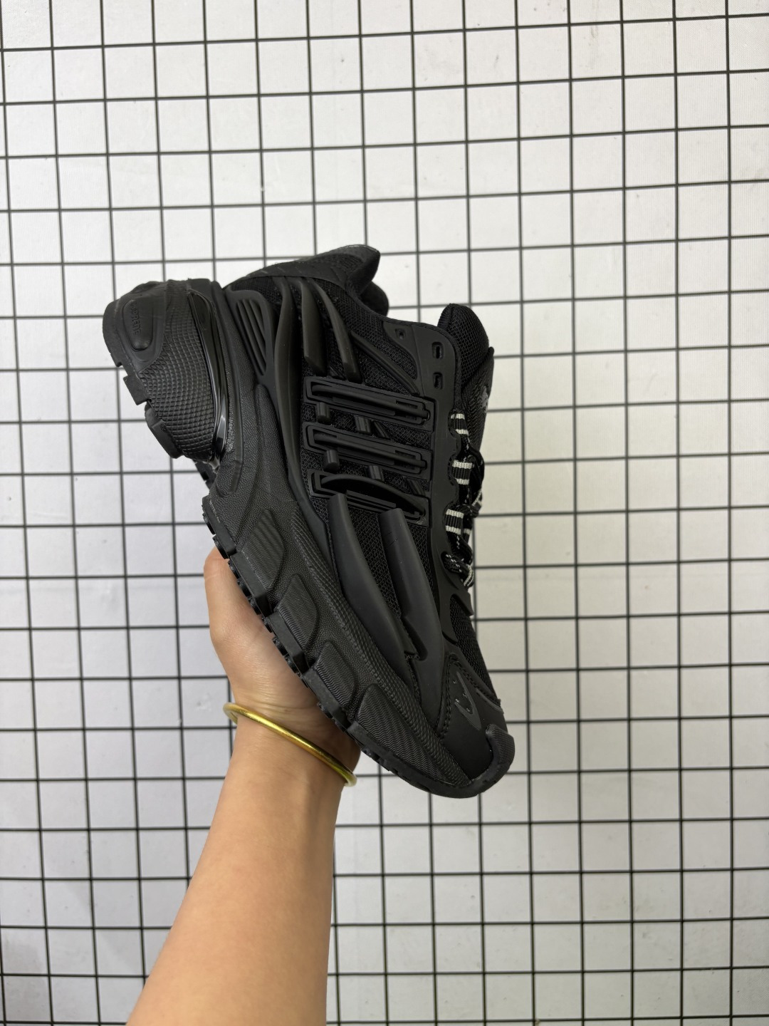 💰220 公司级✅Adidas Adistar Jellyfish 水母系列 阿迪达斯 时尚舒适 耐磨透气 低帮老爹鞋 以3D风格焕新演绎标志性三条纹 为造型添上点睛之笔 金属质感视觉效果 自带哑光反射 后跟大块的TPU包裹 让增高的大底不再突兀 更显腿长脚细 脚感更加舒适 货号:JP9264 尺码:36 36.5 37 38 38.5 39 40 40.5 41 42 42.5 43 44 45 46 47 编码766