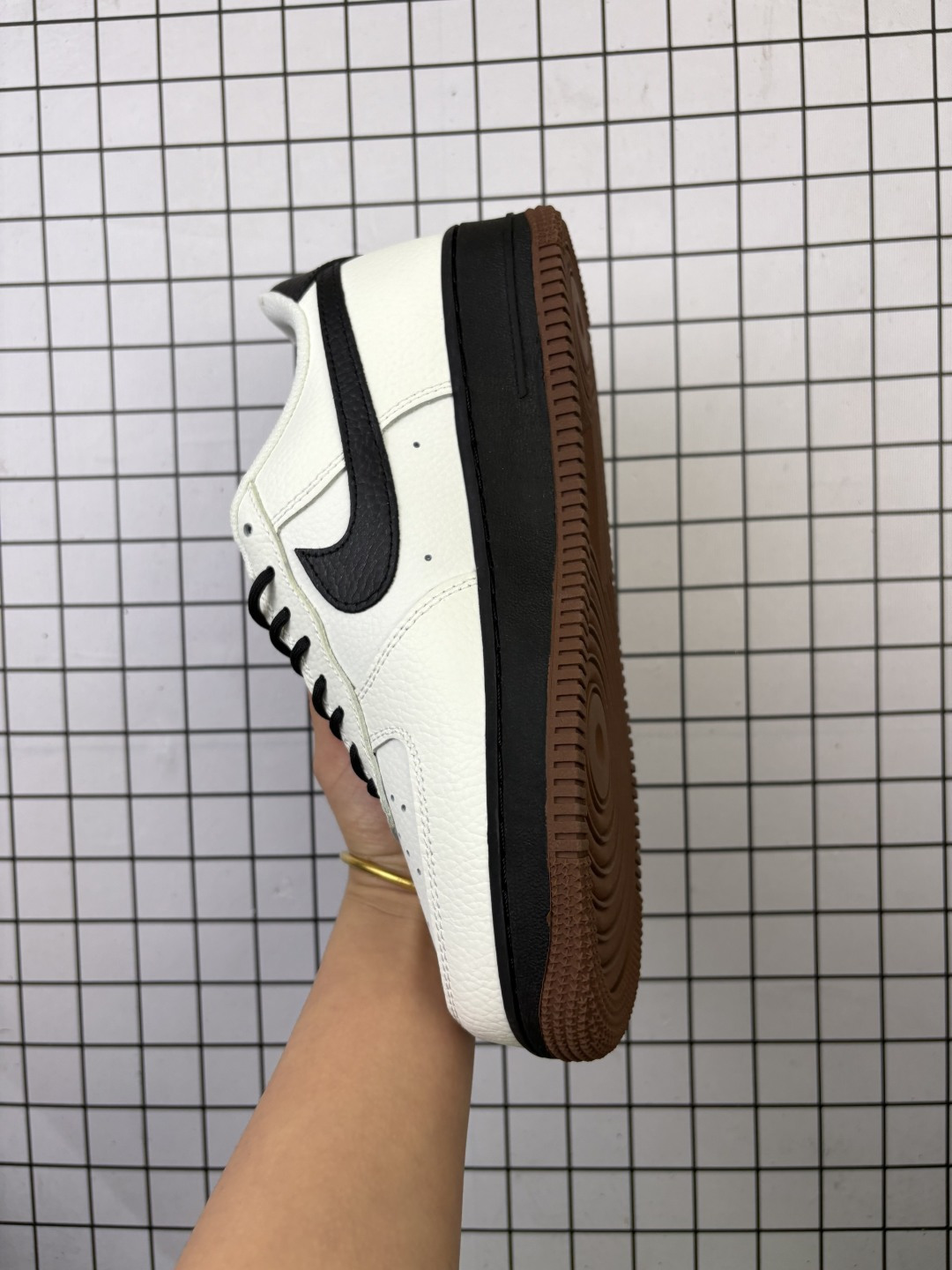 💰110
Nike/耐克 男女鞋真标半码制,原楦原纸版数据开发版型,采用硬质牛剖皮革鞋面材质,内置全掌Air Sole气垫❗官方新色,耐克Nike Air Force 1’07 Low"Sail/Fauna Brown"空军一号经典低帮百搭休闲运动板鞋“米白棕 IM3378-122
类型:男女鞋
码数:36 36.5 37.5 38 38.5 39 40 40.5 41 42 42.5 43 44 45
编码:770