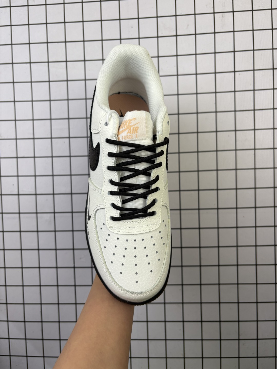 💰110
Nike/耐克 男女鞋真标半码制,原楦原纸版数据开发版型,采用硬质牛剖皮革鞋面材质,内置全掌Air Sole气垫❗官方新色,耐克Nike Air Force 1’07 Low"Sail/Fauna Brown"空军一号经典低帮百搭休闲运动板鞋“米白棕 IM3378-122
类型:男女鞋
码数:36 36.5 37.5 38 38.5 39 40 40.5 41 42 42.5 43 44 45
编码:770