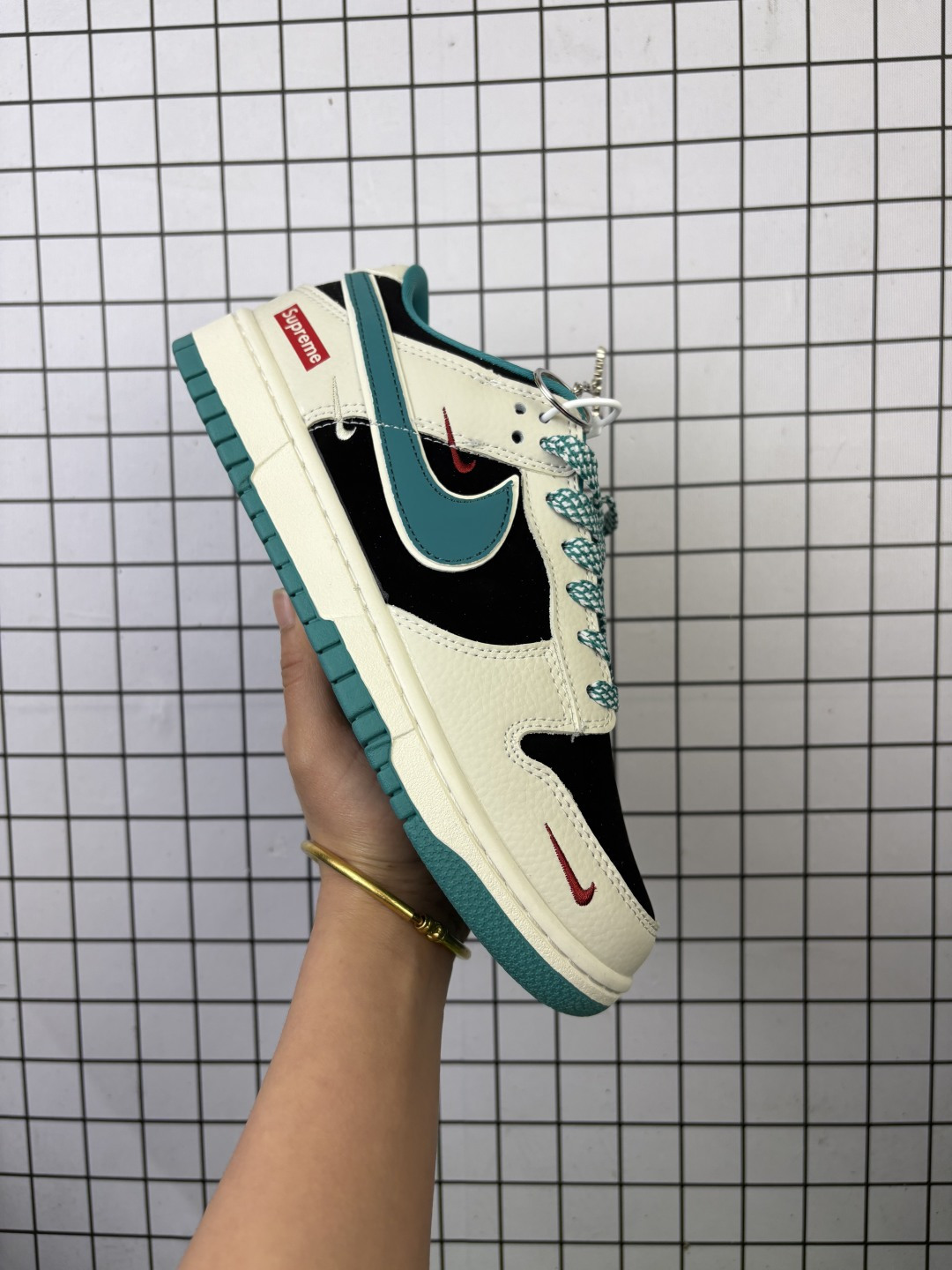 💰240
Nike/耐克 男女鞋真标半码制，原楦原纸版开发版型，采用硬质荔枝纹牛剖革组合猪巴革鞋面材质鞋面，内置全掌Air Sole气垫❗定制联名联乘志高无上Supreme x Nike Air Force 1´07 Low"Supreme"空军一号经典低帮百搭休闲运动板鞋“ SJ8888-004

类型：男女鞋
码数：36 36.5 37.5 38 38.5 39 40 40.5 41 42 42.5 43 44 45
编码：元