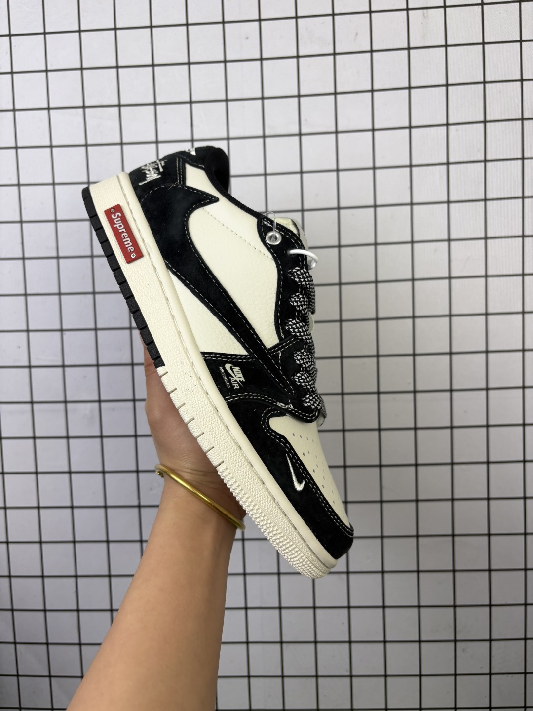 💰80
特价 Jordan/乔丹 男女鞋真标半码制，采用软质荔枝纹牛剖革猪巴革鞋面材质，缜密拉帮中底布，鞋垫嵌EVA缓震物料及背胶，内置气垫及耐磨橡胶大底❗️创意定制联名配色,美国元祖街头潮牌-斯图西/Stussy x Nike Air Jordan 1 Low OG"Supreme"AJ1乔丹一代经典低帮文化百搭休闲运动篮球鞋“联名米白深灰斯图西刺绣 SJ2068-124

类型：男女鞋
码数：36 36.5 37 38 38.5 39 40 40.5 41 42 42.5 43 44 45
编码：金