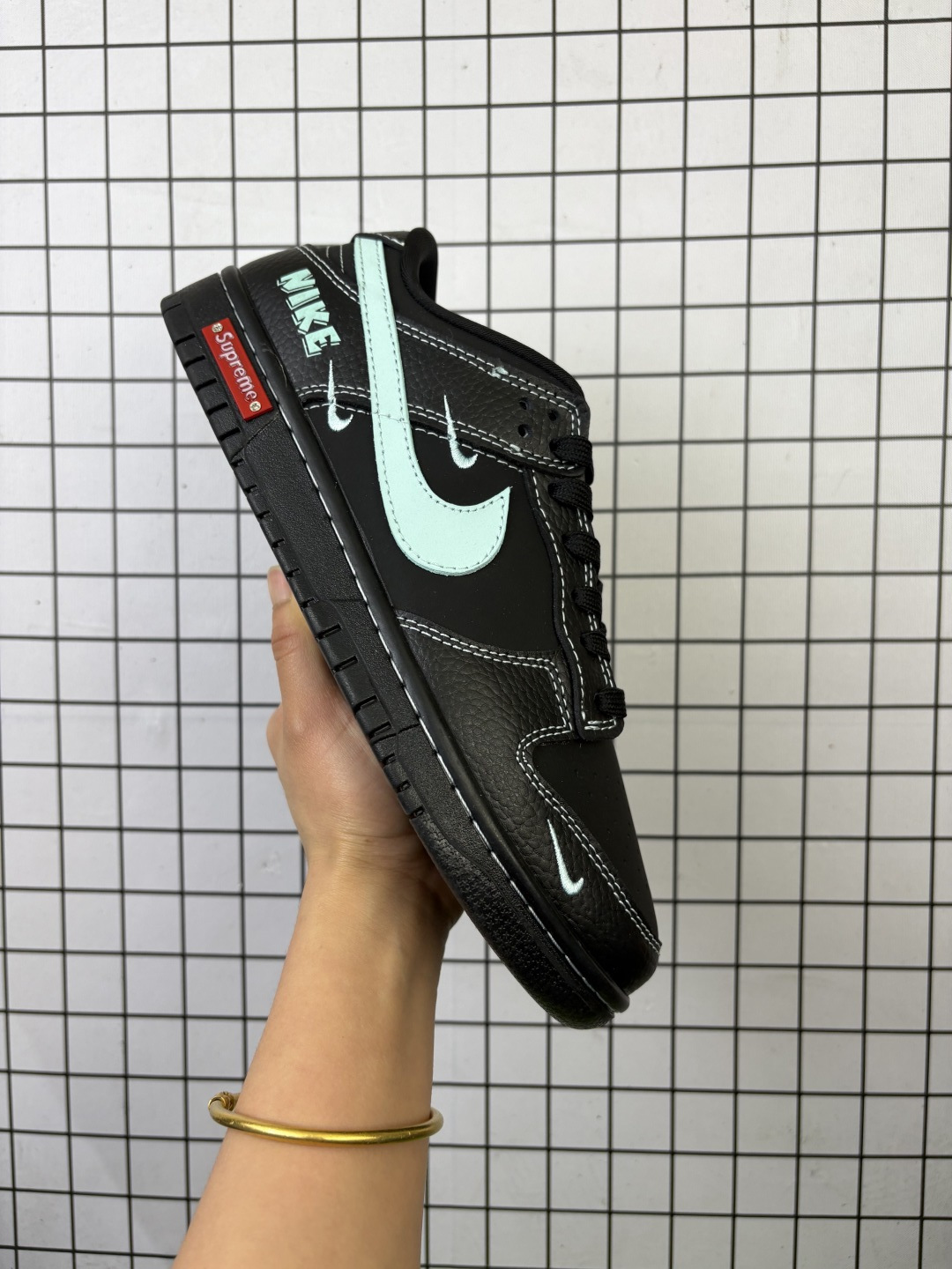 💰150
Nike/耐克 男女鞋真标半码制，全新2021版更新数据窄楦翘头版型，采用软质牛剖革鞋面材质，大厂水平严控清洁度，缜密拉帮中底布，鞋垫嵌EVA缓震物料及背胶，全新窄版翘头耐磨橡胶大底❗️创意定制配色,联乘法国顶级高奢品牌·路易威登Louis Vuitton x Nike SB Dunk Low Lot"Grey/Beige/LV Monogram"扣篮系列低帮休闲运动滑板板鞋 SC9207-426

类型：男女鞋
码数：36 36.5 37.5 38 38.5 39 40 40.5 41 42 42.5 43 44 45
编码老男H