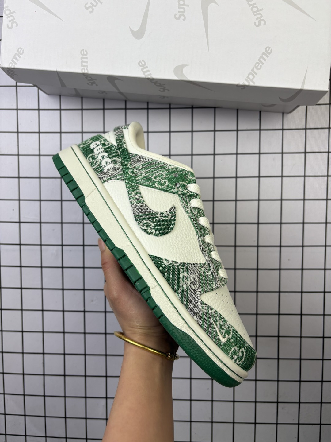 🈴💰150
Nike/耐克 男女鞋真标半码制，全新2021版更新数据窄楦翘头版型，采用软质牛剖革鞋面材质，大厂水平严控清洁度，缜密拉帮中底布，鞋垫嵌EVA缓震物料及背胶，全新窄版翘头耐磨橡胶大底❗️创意定制配色,联乘法国顶级高奢品牌·路易威登Louis Vuitton x Nike SB Dunk Low Lot"Grey/Beige/LV Monogram"扣篮系列低帮休闲运动滑板板鞋 SC9207-426

类型：男女鞋
码数：36 36.5 37.5 38 38.5 39 40 40.5 41 42 42.5 43 44 45
编码老男H