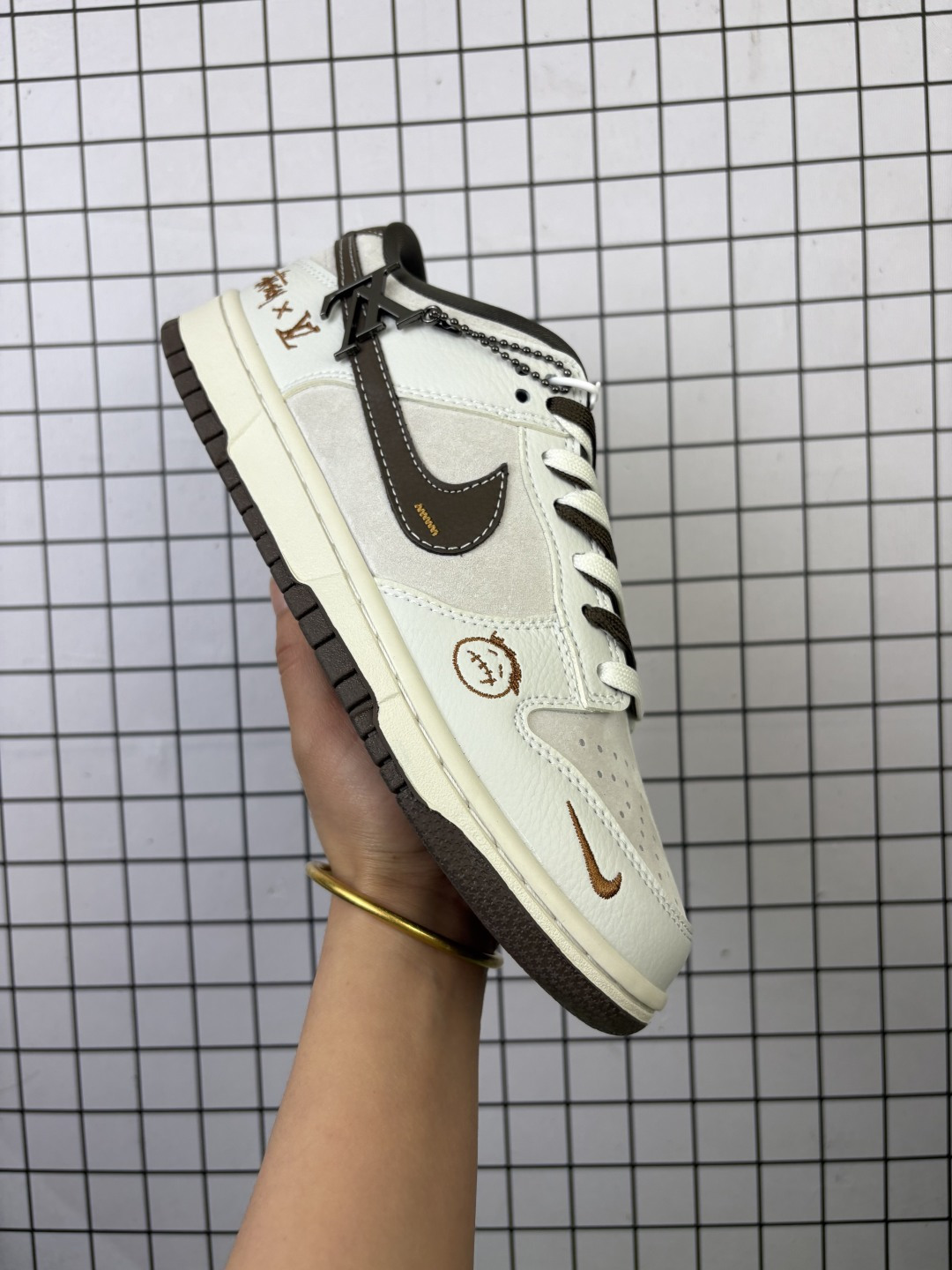 💰240
NK Dunk Low Retro “DIY高端定制”
低帮休闲运动板鞋
原装头层材料 用料绝不含糊 独家版型蒸餾加工帶來的是更好的视觉和脚感体验 清洁度 电绣工艺 皮料切割干净无任何毛边 细节完美
货号:SG6688 003
尺码:36 36.5 37.5 38 38.5 39 40 40.5 41 42 42.5 43 44 45 
编码元