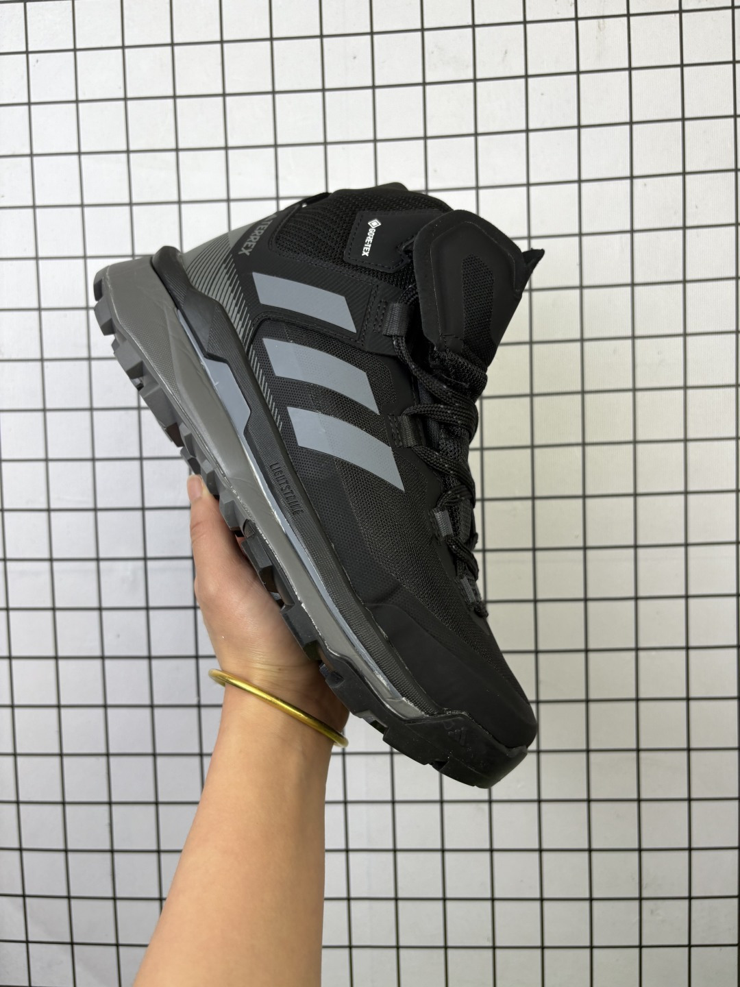 💰220 公司级✅Adidas阿迪达斯TERREX SKYCHASER AX5 TECH MID新款男女运动中帮登山缓震徒步鞋 以GORE-TEX科技与CLIMAWARM+暖风科技为核心，搭配马牌橡胶外底与LIGHTMOTION技术，专为寒冷潮湿环境设计，堪称冬季户外运动的“全能通行证”。 CLIMAWARM+暖风科技则通过Primaloft®隔层与立体织法构建“热循环系统”。中空纤维结构可储存静止空气，配合鞋舌与鞋口的加厚设计，形成封闭式保暖空间，有效阻隔外界冷空气侵入。 货号:GV9033 尺码:39 40 40.5 41 42 42.5 43 44 45 编码771
