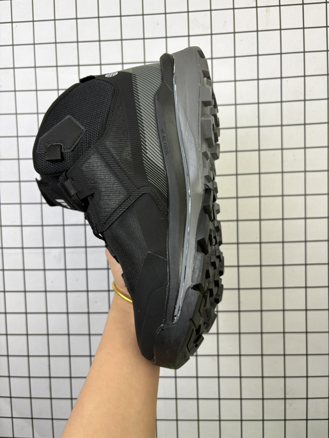 💰220 公司级✅Adidas阿迪达斯TERREX SKYCHASER AX5 TECH MID新款男女运动中帮登山缓震徒步鞋 以GORE-TEX科技与CLIMAWARM+暖风科技为核心，搭配马牌橡胶外底与LIGHTMOTION技术，专为寒冷潮湿环境设计，堪称冬季户外运动的“全能通行证”。 CLIMAWARM+暖风科技则通过Primaloft®隔层与立体织法构建“热循环系统”。中空纤维结构可储存静止空气，配合鞋舌与鞋口的加厚设计，形成封闭式保暖空间，有效阻隔外界冷空气侵入。 货号:GV9033 尺码:39 40 40.5 41 42 42.5 43 44 45 编码771