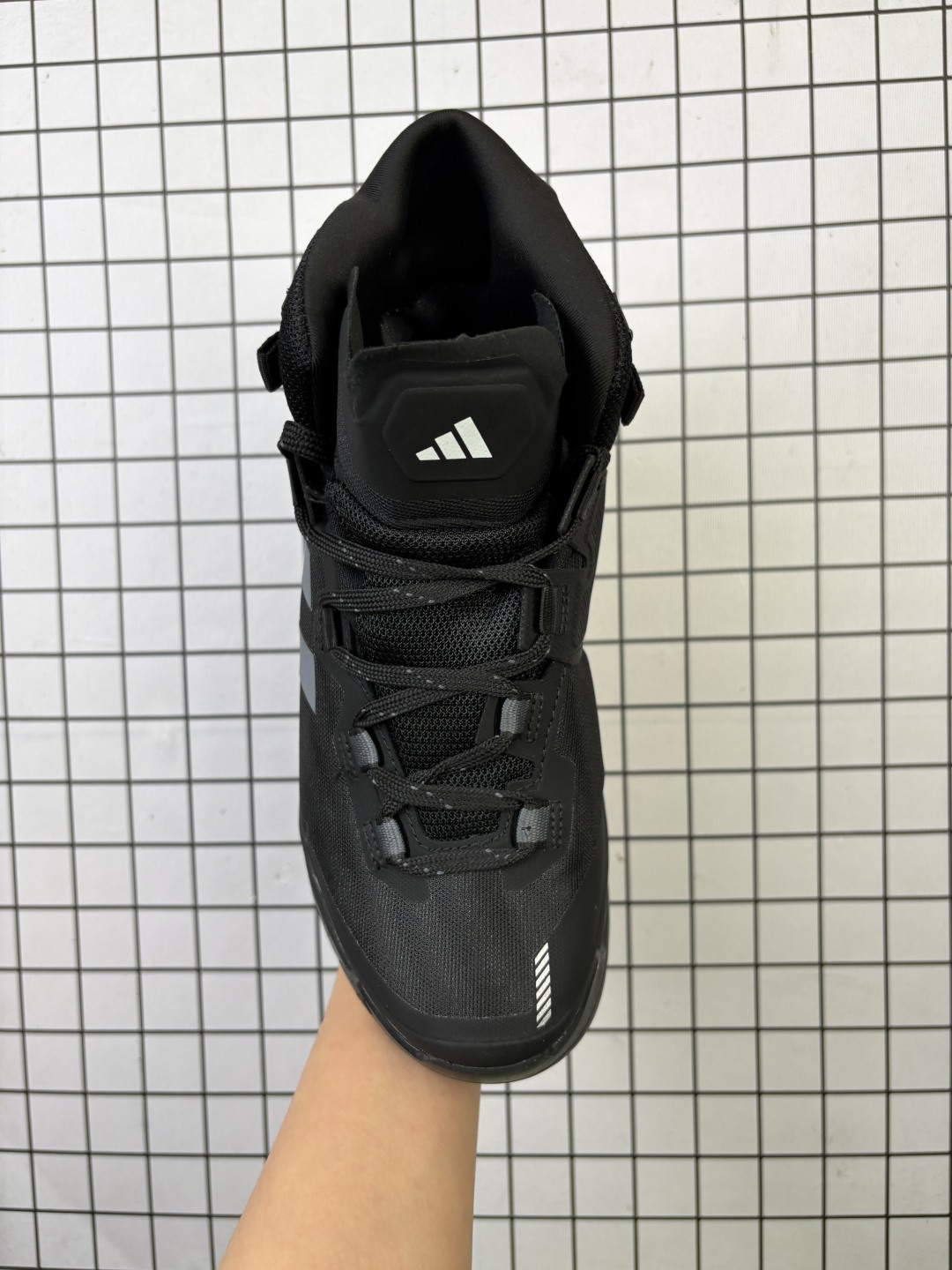 💰220 公司级✅Adidas阿迪达斯TERREX SKYCHASER AX5 TECH MID新款男女运动中帮登山缓震徒步鞋 以GORE-TEX科技与CLIMAWARM+暖风科技为核心，搭配马牌橡胶外底与LIGHTMOTION技术，专为寒冷潮湿环境设计，堪称冬季户外运动的“全能通行证”。 CLIMAWARM+暖风科技则通过Primaloft®隔层与立体织法构建“热循环系统”。中空纤维结构可储存静止空气，配合鞋舌与鞋口的加厚设计，形成封闭式保暖空间，有效阻隔外界冷空气侵入。 货号:GV9033 尺码:39 40 40.5 41 42 42.5 43 44 45 编码771