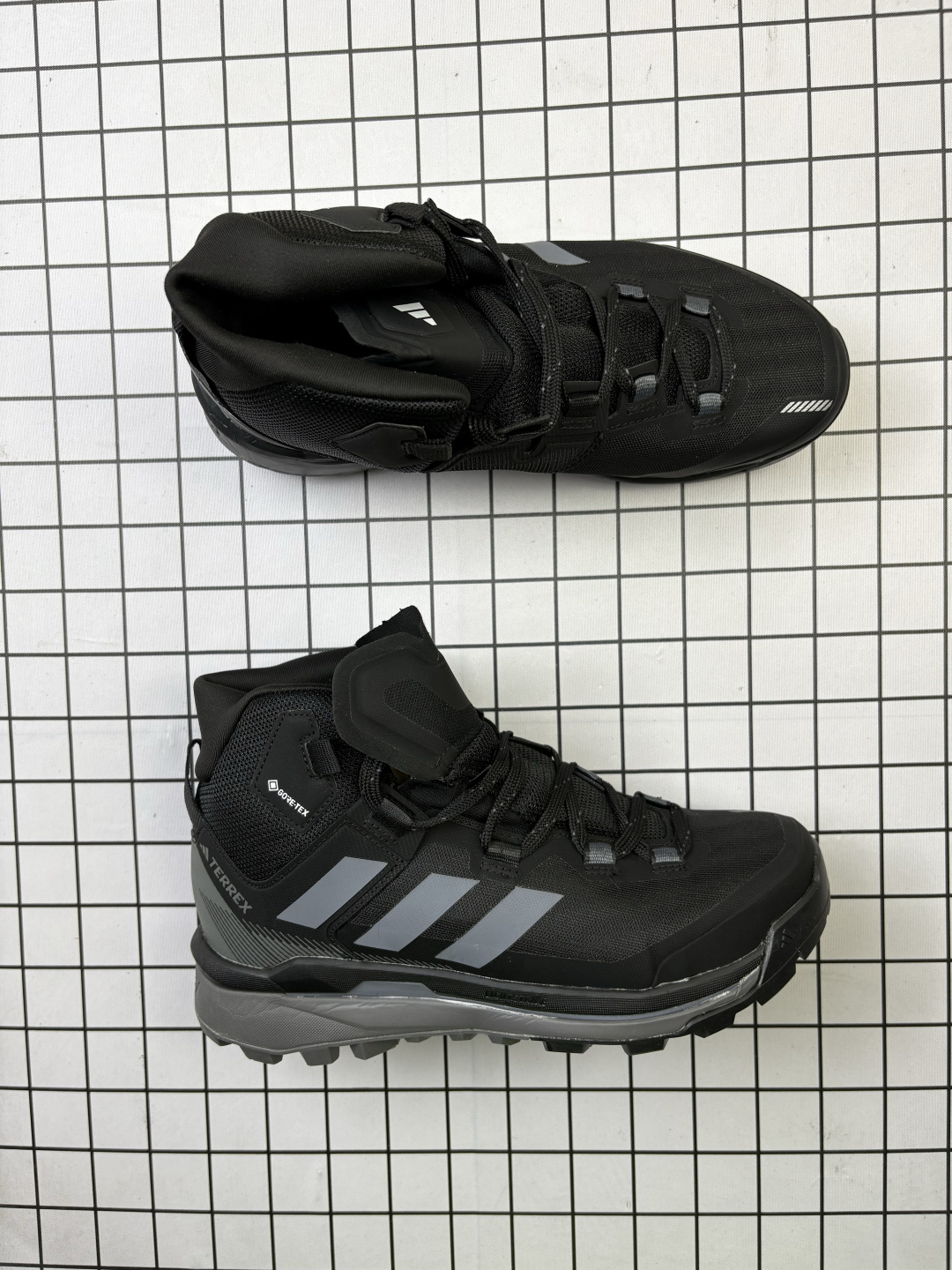 💰220 公司级✅Adidas阿迪达斯TERREX SKYCHASER AX5 TECH MID新款男女运动中帮登山缓震徒步鞋 以GORE-TEX科技与CLIMAWARM+暖风科技为核心，搭配马牌橡胶外底与LIGHTMOTION技术，专为寒冷潮湿环境设计，堪称冬季户外运动的“全能通行证”。 CLIMAWARM+暖风科技则通过Primaloft®隔层与立体织法构建“热循环系统”。中空纤维结构可储存静止空气，配合鞋舌与鞋口的加厚设计，形成封闭式保暖空间，有效阻隔外界冷空气侵入。 货号:GV9033 尺码:39 40 40.5 41 42 42.5 43 44 45 编码771