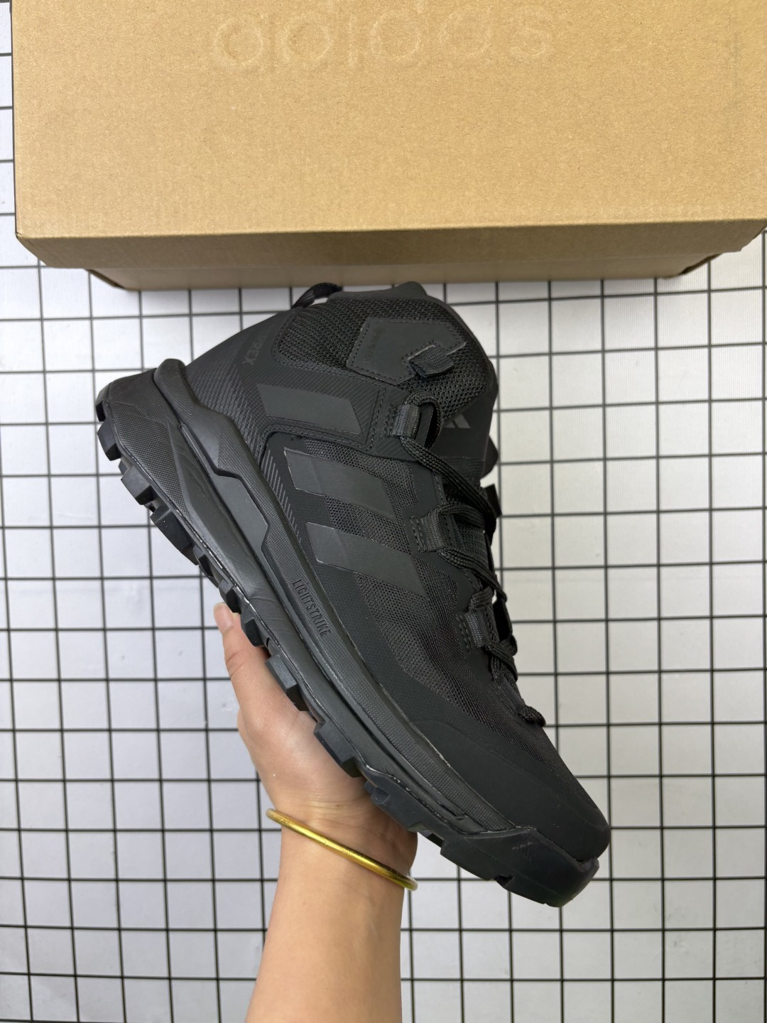 🈴💰220 公司级✅Adidas阿迪达斯TERREX SKYCHASER AX5 TECH MID新款男女运动中帮登山缓震徒步鞋 以GORE-TEX科技与CLIMAWARM+暖风科技为核心，搭配马牌橡胶外底与LIGHTMOTION技术，专为寒冷潮湿环境设计，堪称冬季户外运动的“全能通行证”。 CLIMAWARM+暖风科技则通过Primaloft®隔层与立体织法构建“热循环系统”。中空纤维结构可储存静止空气，配合鞋舌与鞋口的加厚设计，形成封闭式保暖空间，有效阻隔外界冷空气侵入。 货号:GV9033 尺码:39 40 40.5 41 42 42.5 43 44 45 编码771