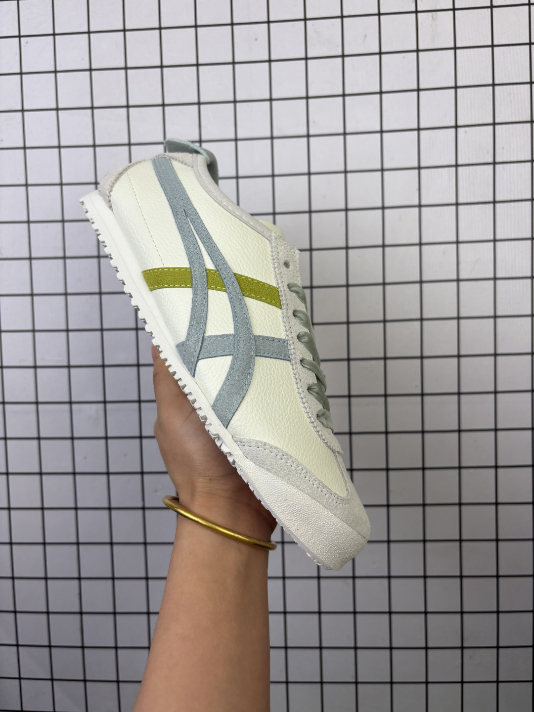 💰110
鬼冢虎Onitsuka Tiger Mexico 66 一脚蹬男女同款皮革鞋面休闲板鞋 1183A360鬼冢虎Onitsuka Tiger的MEXICO 66™系列是其经典复古运动鞋的代表作之一,而“一脚蹬”设计的SLIP-ON款式则是在此基础上的便捷化改良,主打无需系带、穿脱快速的休闲体验。该系列鞋款通常采用帆布材质,强调透气性和舒适度,并延续了MEXICO 66的复古外观,如侧面的标志性条纹设计和流畅的鞋型轮廓。
尺码: 36-45含半码
编码: 771