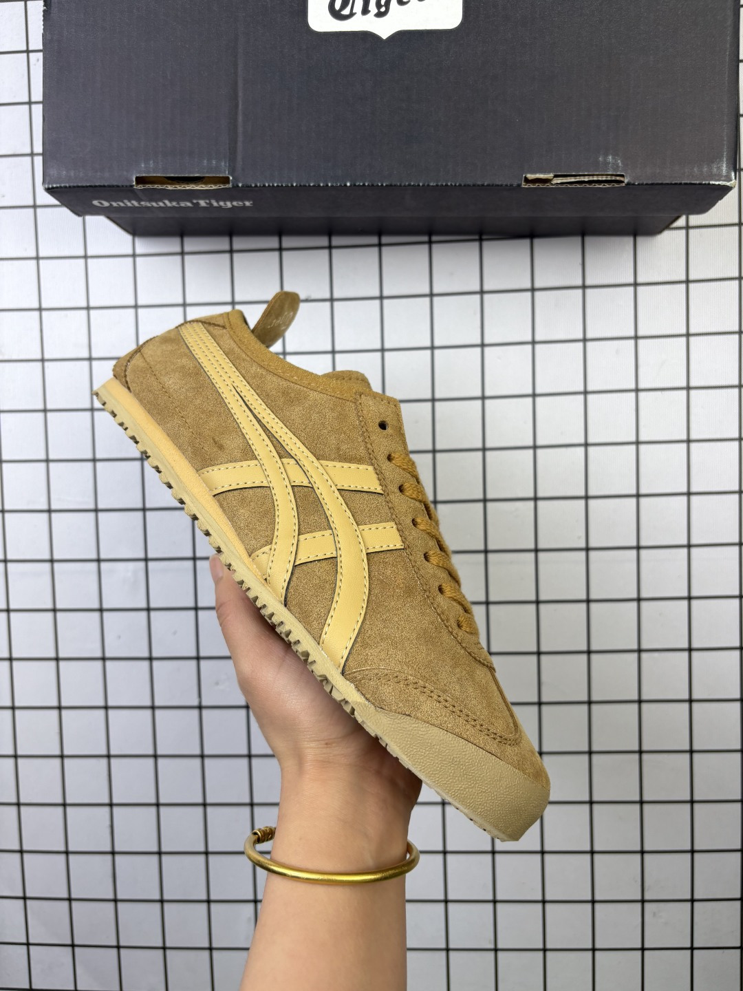 🈴💰110
鬼冢虎Onitsuka Tiger Mexico 66 一脚蹬男女同款皮革鞋面休闲板鞋 1183A360鬼冢虎Onitsuka Tiger的MEXICO 66™系列是其经典复古运动鞋的代表作之一,而“一脚蹬”设计的SLIP-ON款式则是在此基础上的便捷化改良,主打无需系带、穿脱快速的休闲体验。该系列鞋款通常采用帆布材质,强调透气性和舒适度,并延续了MEXICO 66的复古外观,如侧面的标志性条纹设计和流畅的鞋型轮廓。
尺码: 36-45含半码
编码: 771