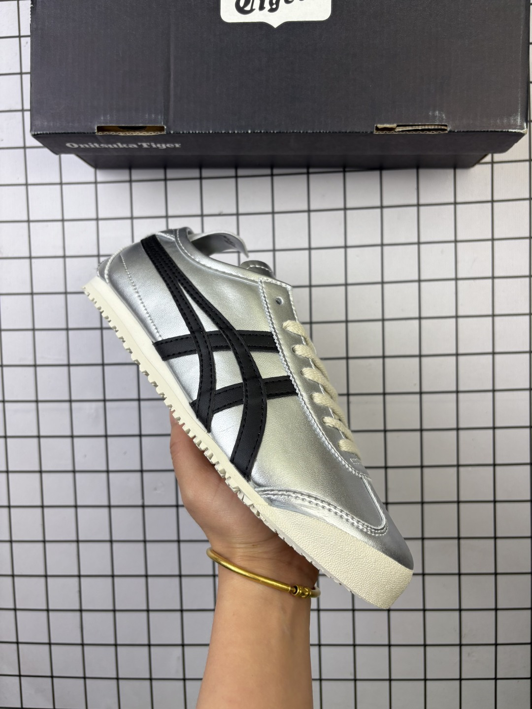 🈴💰110
鬼冢虎Onitsuka Tiger Mexico 66 一脚蹬男女同款皮革鞋面休闲板鞋 1183A360鬼冢虎Onitsuka Tiger的MEXICO 66™系列是其经典复古运动鞋的代表作之一,而“一脚蹬”设计的SLIP-ON款式则是在此基础上的便捷化改良,主打无需系带、穿脱快速的休闲体验。该系列鞋款通常采用帆布材质,强调透气性和舒适度,并延续了MEXICO 66的复古外观,如侧面的标志性条纹设计和流畅的鞋型轮廓。
尺码: 36-45含半码
编码: 771