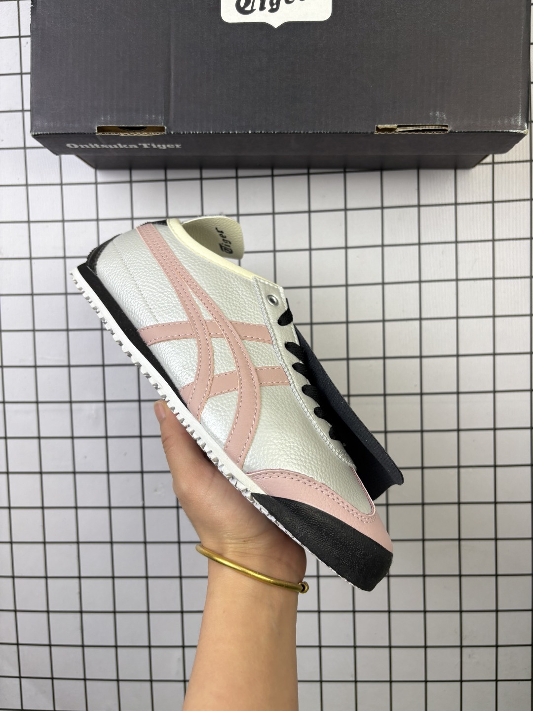 🈴💰110
鬼冢虎Onitsuka Tiger Mexico 66 一脚蹬男女同款皮革鞋面休闲板鞋 1183A360鬼冢虎Onitsuka Tiger的MEXICO 66™系列是其经典复古运动鞋的代表作之一,而“一脚蹬”设计的SLIP-ON款式则是在此基础上的便捷化改良,主打无需系带、穿脱快速的休闲体验。该系列鞋款通常采用帆布材质,强调透气性和舒适度,并延续了MEXICO 66的复古外观,如侧面的标志性条纹设计和流畅的鞋型轮廓。
尺码: 36-45含半码
编码: 771