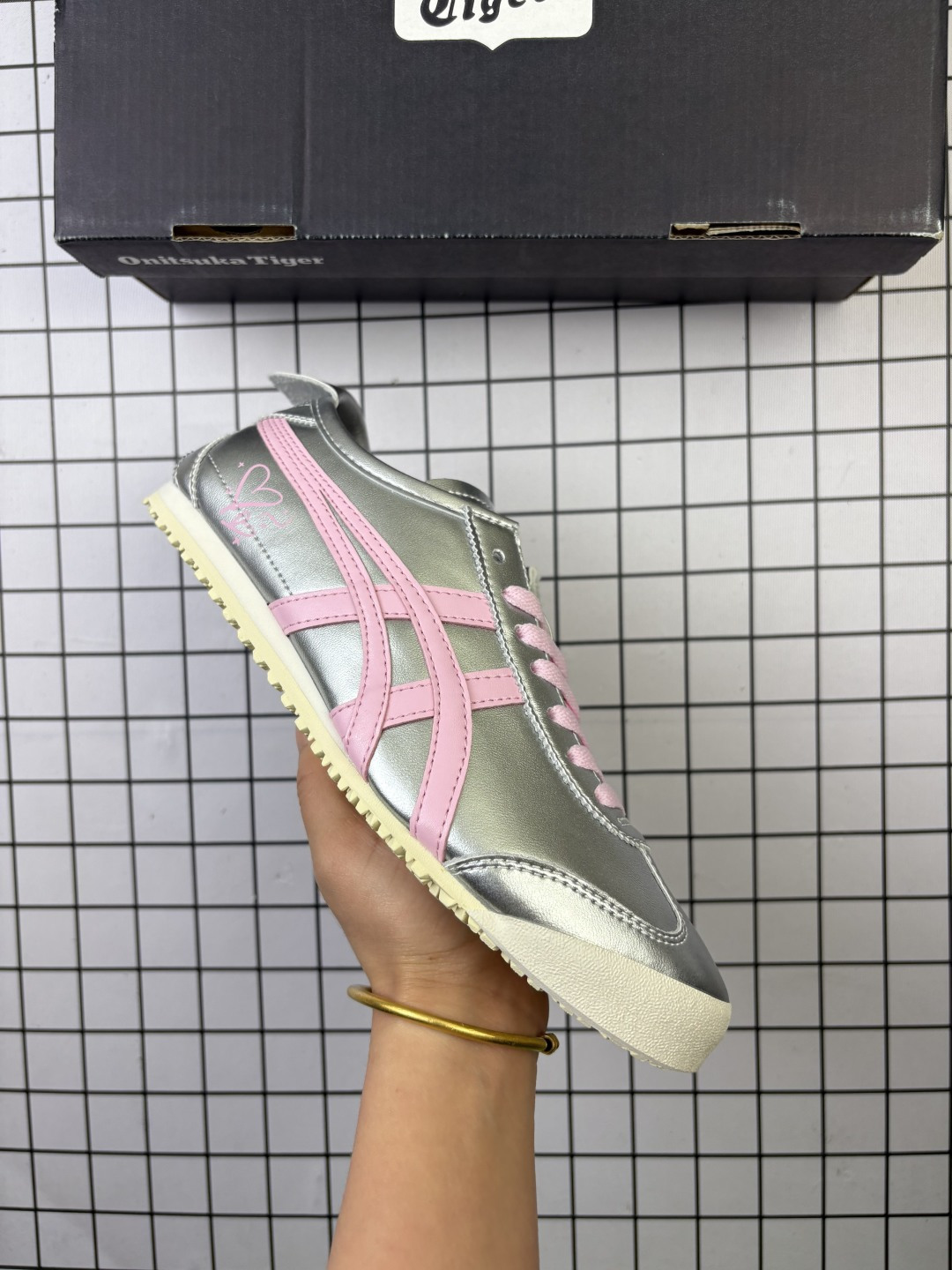 🈴💰110
鬼冢虎Onitsuka Tiger Mexico 66 一脚蹬男女同款皮革鞋面休闲板鞋 1183A360鬼冢虎Onitsuka Tiger的MEXICO 66™系列是其经典复古运动鞋的代表作之一,而“一脚蹬”设计的SLIP-ON款式则是在此基础上的便捷化改良,主打无需系带、穿脱快速的休闲体验。该系列鞋款通常采用帆布材质,强调透气性和舒适度,并延续了MEXICO 66的复古外观,如侧面的标志性条纹设计和流畅的鞋型轮廓。
尺码: 36-45含半码
编码: 771