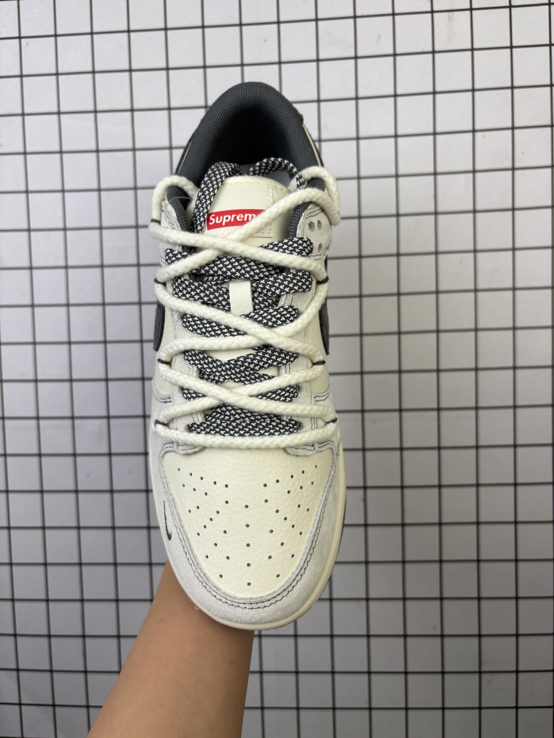 💰170
Nike/耐克 男女鞋真标半码制，全新2021版更新数据窄楦翘头版型，采用荔枝纹牛剖革组合猪巴革鞋面材质，缜密拉帮中底布，鞋垫嵌EVA缓震物料及背胶，全新窄版翘头耐磨橡胶大底❗️创意定制联名配色,经典美系街头品牌-至高无上Supreme x Nike By You SB Dunk Low Retro SP扣篮系列低帮休闲运动滑板板鞋“ YX5066-217

类型：男女鞋
码数：36 36.5 37.5 38 38.5 39 40 40.5 41 42 42.5 43 44 45
编码：577