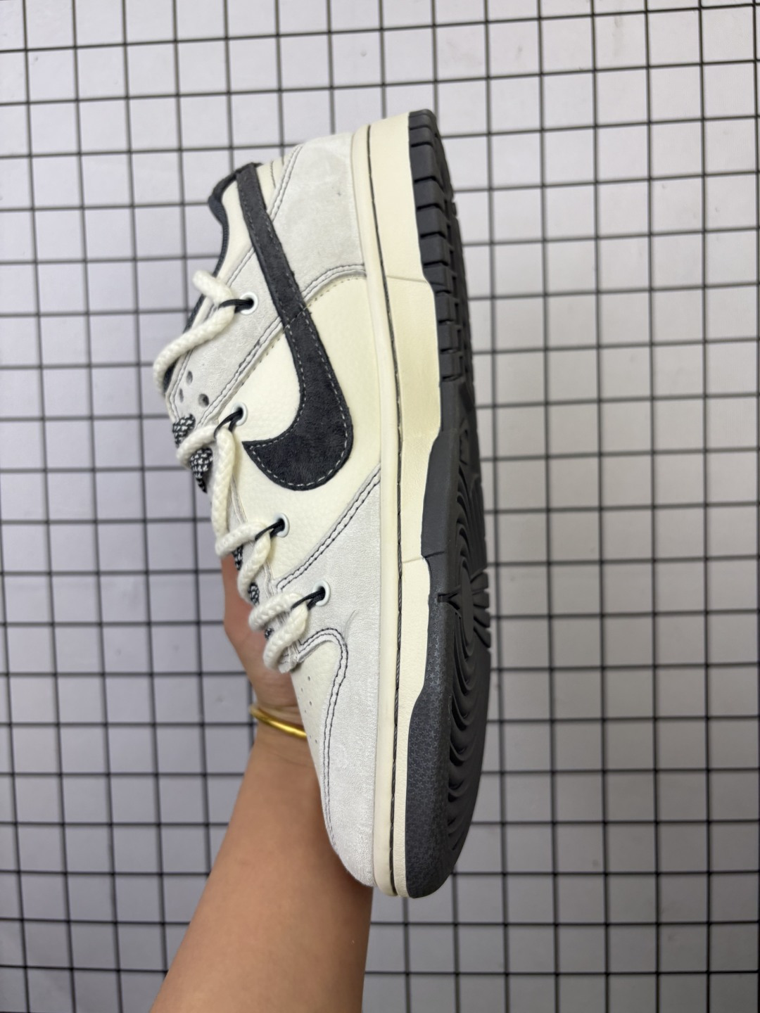 💰170
Nike/耐克 男女鞋真标半码制，全新2021版更新数据窄楦翘头版型，采用荔枝纹牛剖革组合猪巴革鞋面材质，缜密拉帮中底布，鞋垫嵌EVA缓震物料及背胶，全新窄版翘头耐磨橡胶大底❗️创意定制联名配色,经典美系街头品牌-至高无上Supreme x Nike By You SB Dunk Low Retro SP扣篮系列低帮休闲运动滑板板鞋“ YX5066-217

类型：男女鞋
码数：36 36.5 37.5 38 38.5 39 40 40.5 41 42 42.5 43 44 45
编码：577