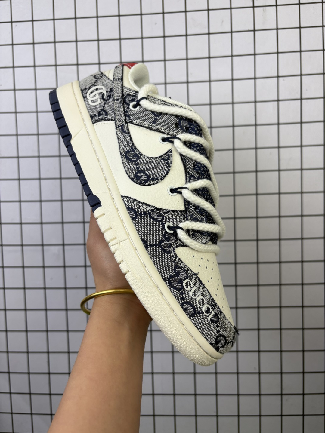 💰170
Nike/耐克 男女鞋真标半码制，全新2021版更新数据窄楦翘头版型，采用荔枝纹牛剖革组合猪巴革鞋面材质，缜密拉帮中底布，鞋垫嵌EVA缓震物料及背胶，全新窄版翘头耐磨橡胶大底❗️创意定制联名配色,经典美系街头品牌-至高无上Supreme x Nike By You SB Dunk Low Retro SP扣篮系列低帮休闲运动滑板板鞋“ YX5066-217

类型：男女鞋
码数：36 36.5 37.5 38 38.5 39 40 40.5 41 42 42.5 43 44 45
编码：577