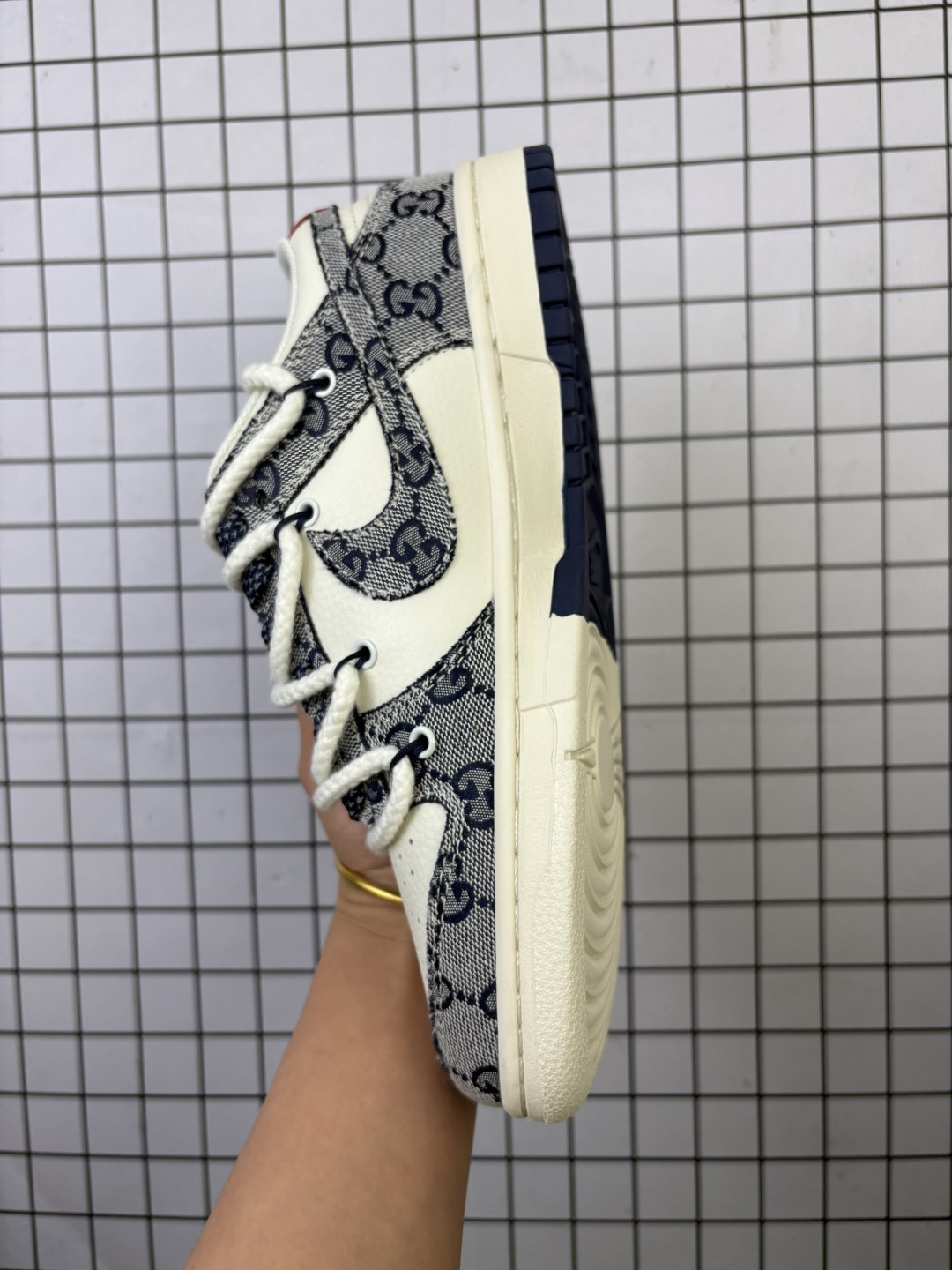 💰170
Nike/耐克 男女鞋真标半码制，全新2021版更新数据窄楦翘头版型，采用荔枝纹牛剖革组合猪巴革鞋面材质，缜密拉帮中底布，鞋垫嵌EVA缓震物料及背胶，全新窄版翘头耐磨橡胶大底❗️创意定制联名配色,经典美系街头品牌-至高无上Supreme x Nike By You SB Dunk Low Retro SP扣篮系列低帮休闲运动滑板板鞋“ YX5066-217

类型：男女鞋
码数：36 36.5 37.5 38 38.5 39 40 40.5 41 42 42.5 43 44 45
编码：577