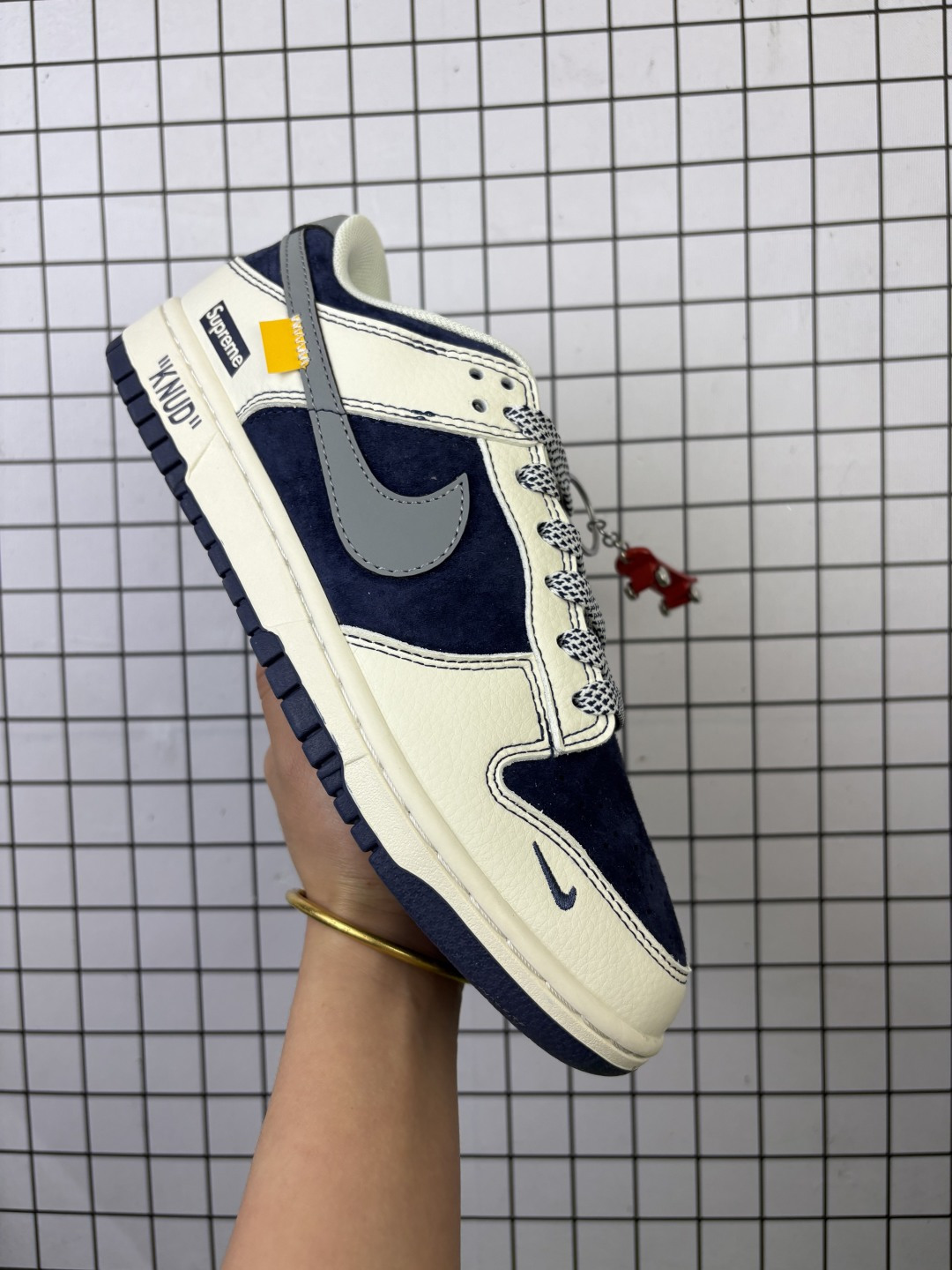 💰150
耐克Nike SB Dunk Low Retro 联名  “DIY高端定制”低帮休闲运动板鞋 货号：DM6868 036
用料绝不含糊 独家版型蒸餾加工帶來的是更好的视觉和脚感体验 清洁度 电绣工艺 皮料切割干净无任何毛边 细节完美

码数：36 36.5 37.5 38 38.5 39 40 40.5 41 42 42.5 43 44 44.5 45
编码577