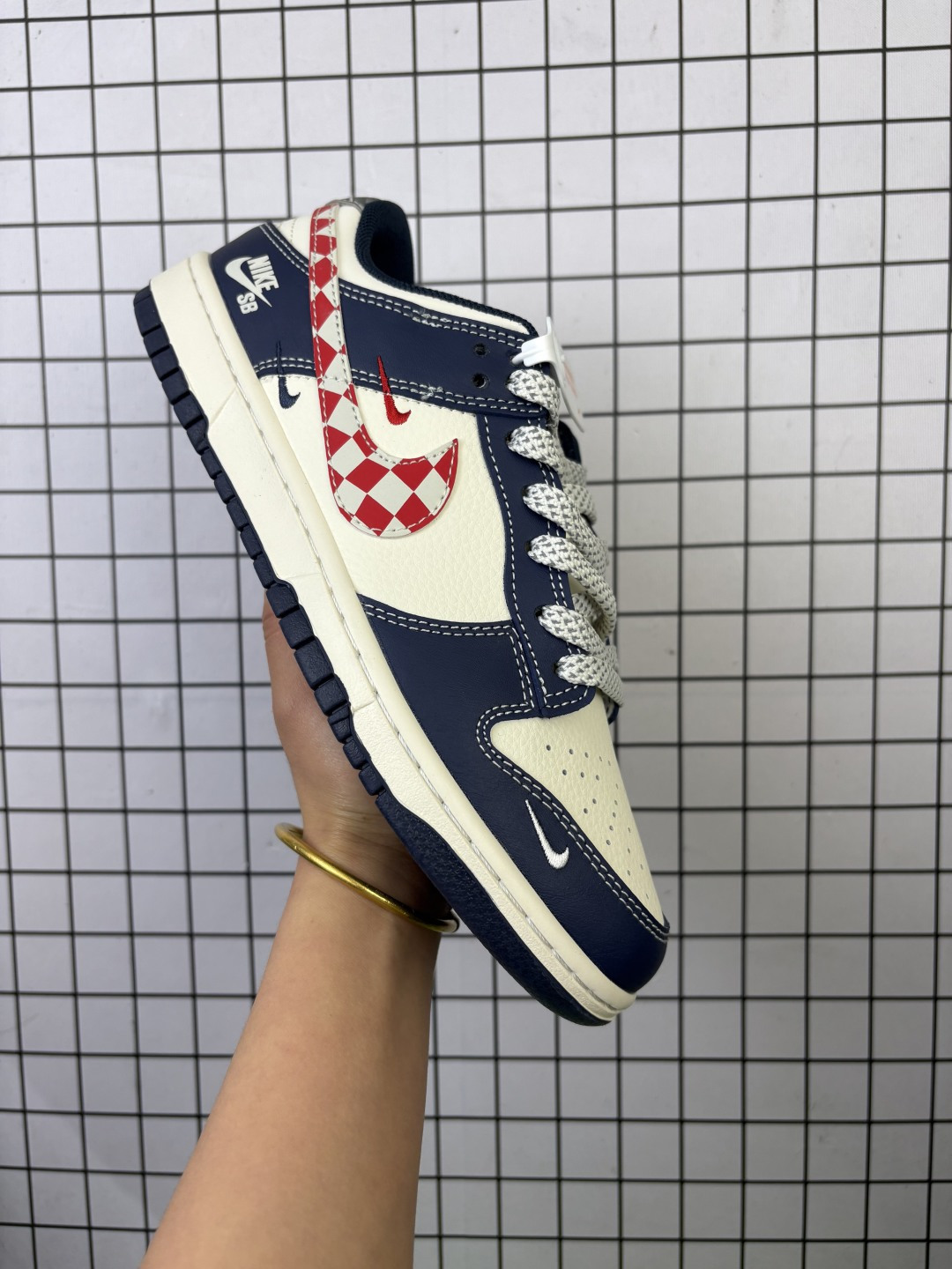 🈴💰150
采用牛剖革鞋组合猪巴革鞋面材质,缜密拉帮中底布,鞋垫嵌EVA缓震物料及背胶,全新窄版翘头耐磨橡胶大底❗️创意定制联名配色,美国元祖街头潮牌-斯图西/Stussy x耐克 Nike By You SB Dunk Low Retro SP扣篮系列低帮休闲运动滑板板鞋 XF8698 085
码数:36 36.5 37.5 38 38.5 39 40 40.5 41 42 42.5 43 44 44.5 45
编码头H