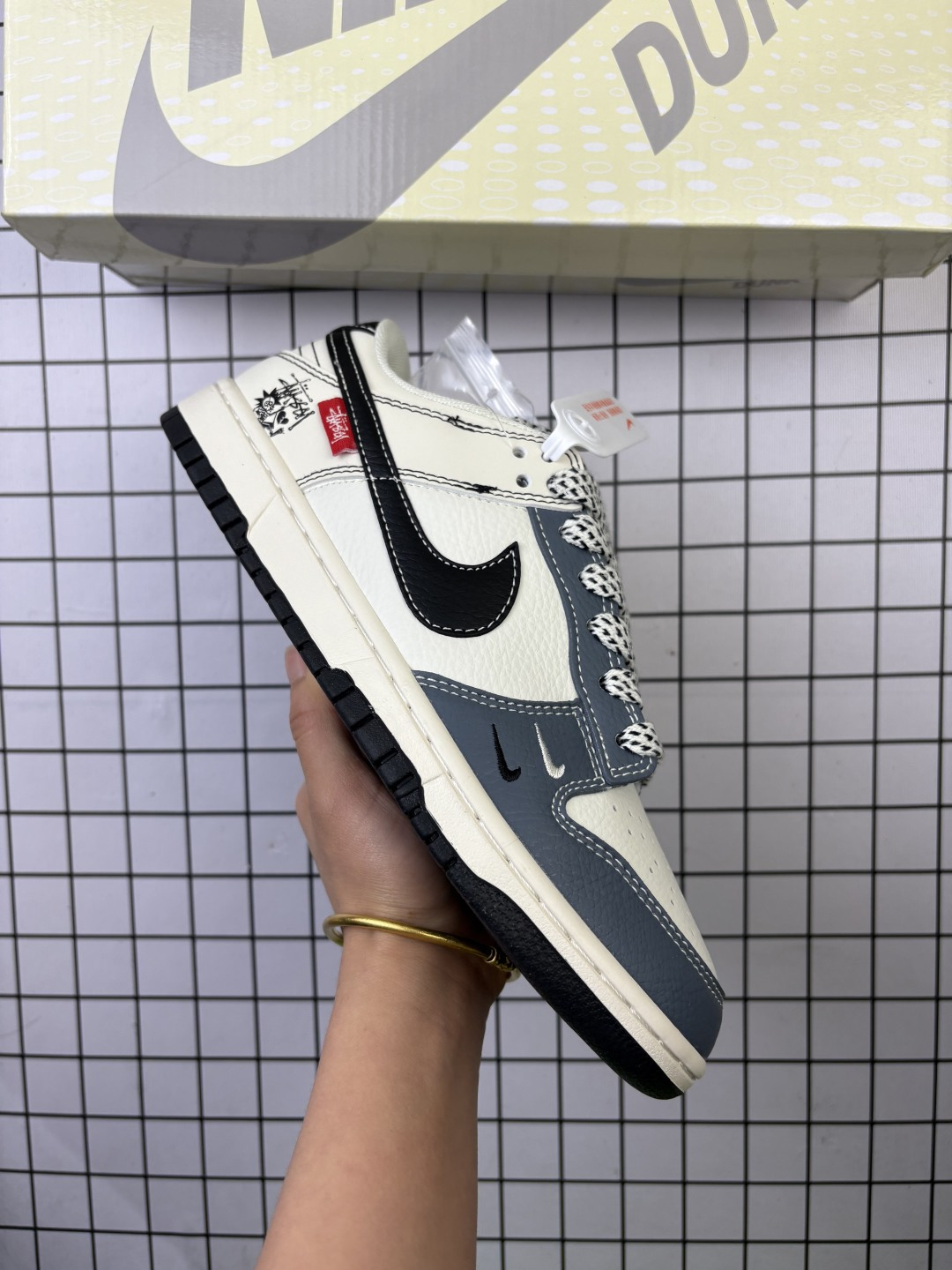 🈴💰150
采用牛剖革鞋组合猪巴革鞋面材质,缜密拉帮中底布,鞋垫嵌EVA缓震物料及背胶,全新窄版翘头耐磨橡胶大底❗️创意定制联名配色,美国元祖街头潮牌-斯图西/Stussy x耐克 Nike By You SB Dunk Low Retro SP扣篮系列低帮休闲运动滑板板鞋 XF8698 085
码数:36 36.5 37.5 38 38.5 39 40 40.5 41 42 42.5 43 44 44.5 45
编码头H