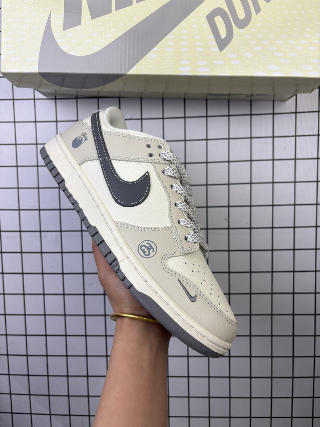 🈴💰150
采用牛剖革鞋组合猪巴革鞋面材质,缜密拉帮中底布,鞋垫嵌EVA缓震物料及背胶,全新窄版翘头耐磨橡胶大底❗️创意定制联名配色,美国元祖街头潮牌-斯图西/Stussy x耐克 Nike By You SB Dunk Low Retro SP扣篮系列低帮休闲运动滑板板鞋 XF8698 085
码数:36 36.5 37.5 38 38.5 39 40 40.5 41 42 42.5 43 44 44.5 45
编码头H