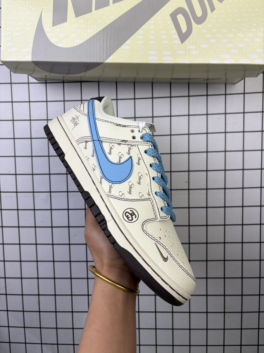 🈴💰150
采用牛剖革鞋组合猪巴革鞋面材质,缜密拉帮中底布,鞋垫嵌EVA缓震物料及背胶,全新窄版翘头耐磨橡胶大底❗️创意定制联名配色,美国元祖街头潮牌-斯图西/Stussy x耐克 Nike By You SB Dunk Low Retro SP扣篮系列低帮休闲运动滑板板鞋 XF8698 085
码数:36 36.5 37.5 38 38.5 39 40 40.5 41 42 42.5 43 44 44.5 45
编码头H